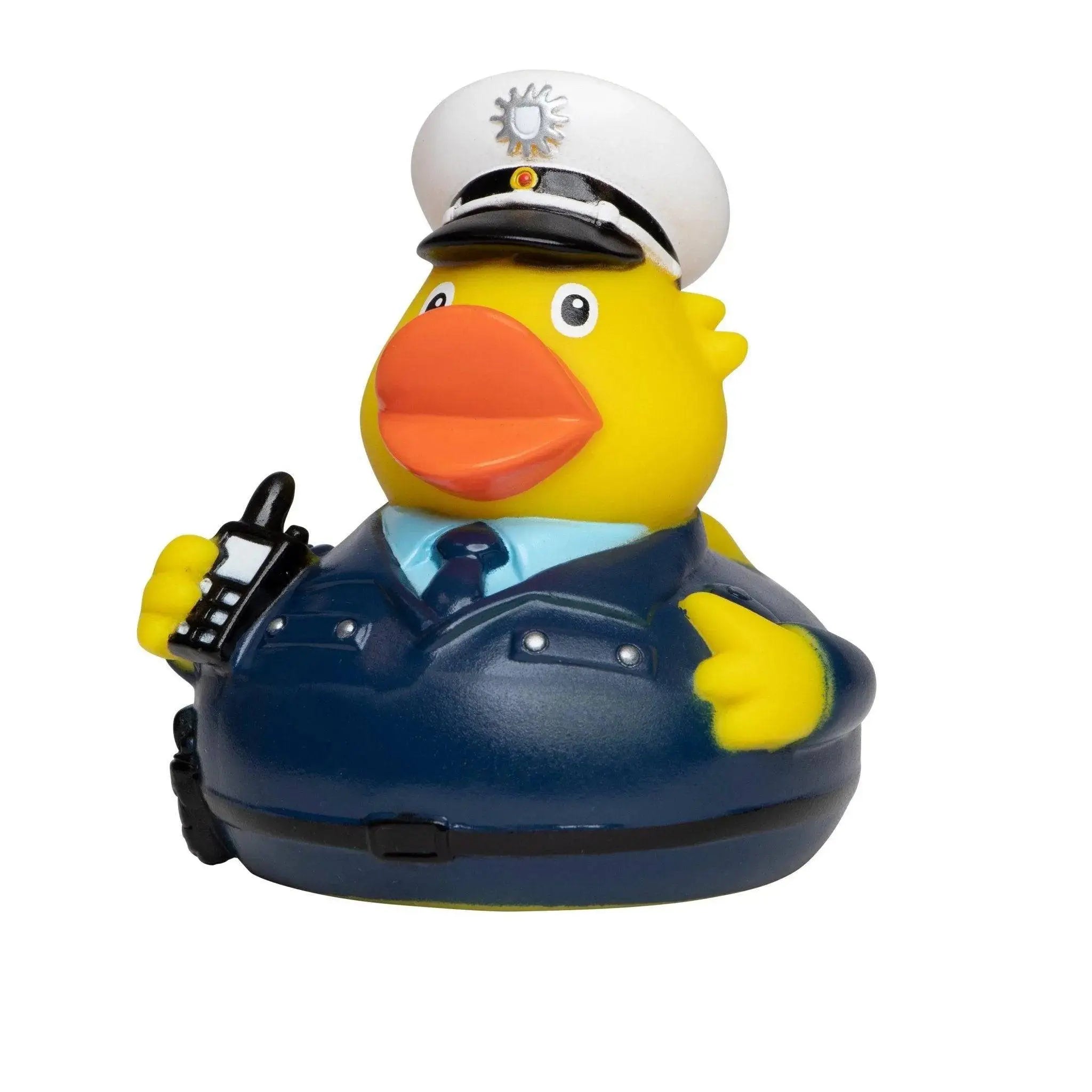 Gelbe quietsche-ente als polizist mit marineblauer uniform und weißer mütze mit emblem badeente