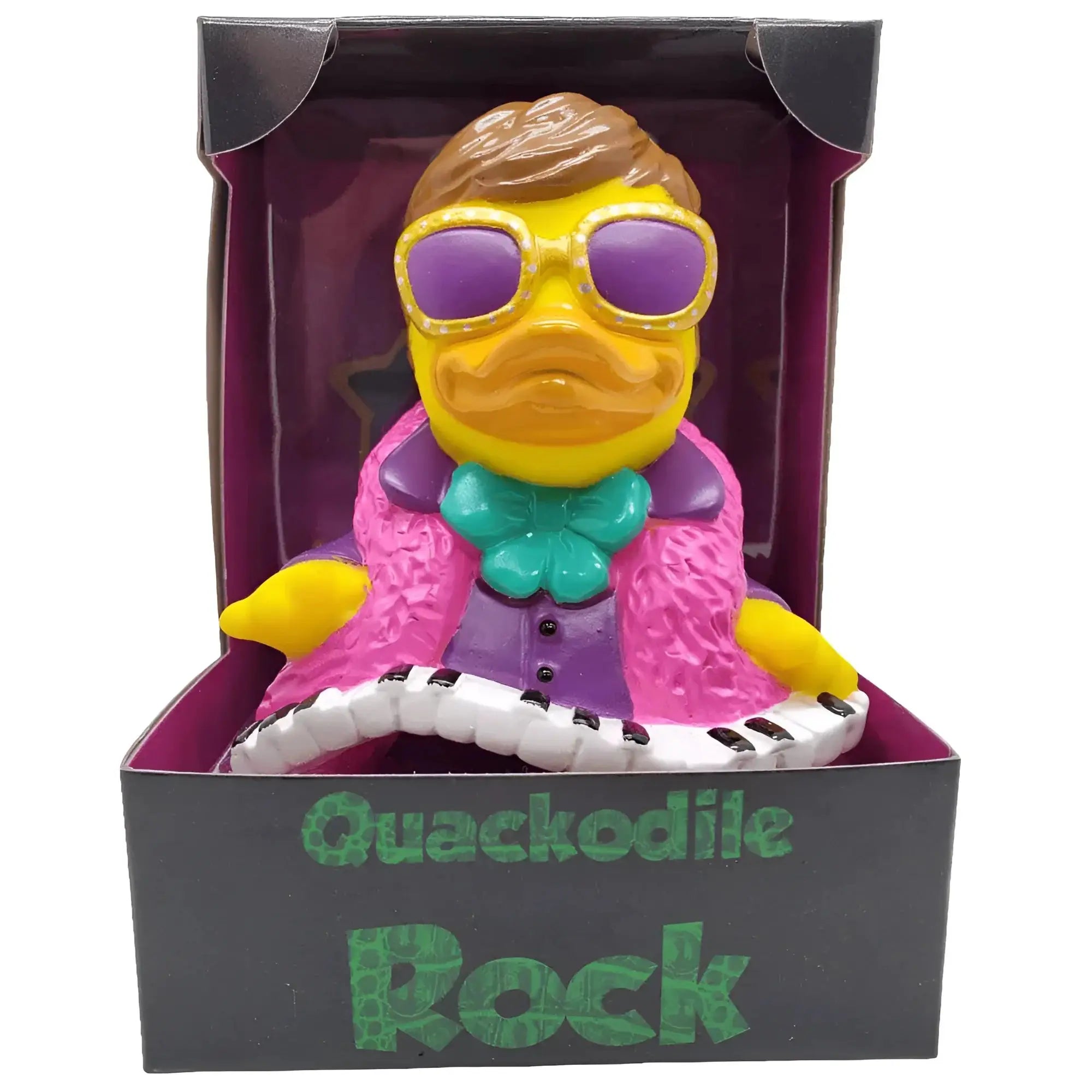 Eine gelbe gummiente mit braunen haaren, schnurrbart, lila sonnenbrille und rosa jacke hält mini-klavier im quackodile flock eleiton-parodie design von celebriducks