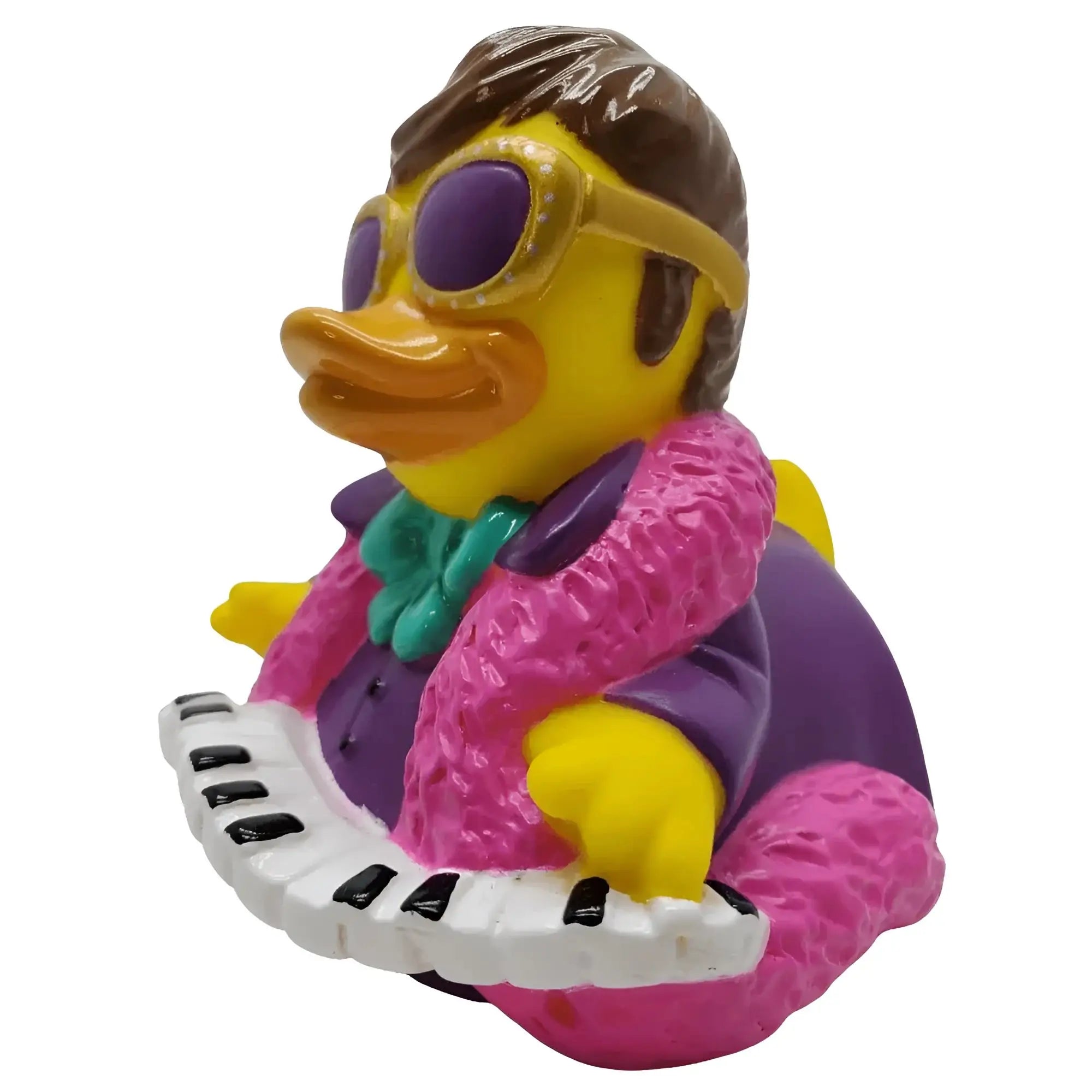 Eine gelbe gummiente aus der quackodile flock kollektion als stylischer musiker mit pinkem fellmantel und klavier
