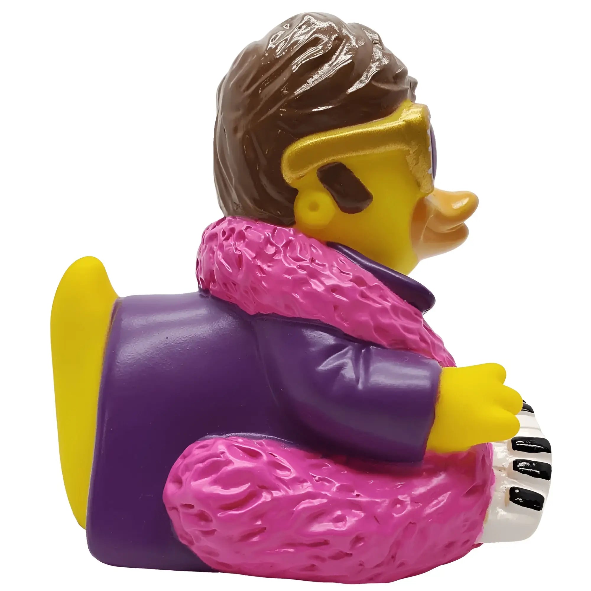 Eine glänzende gummiente im quackodile flock elton-parodie look mit lila mantel und braunen haaren