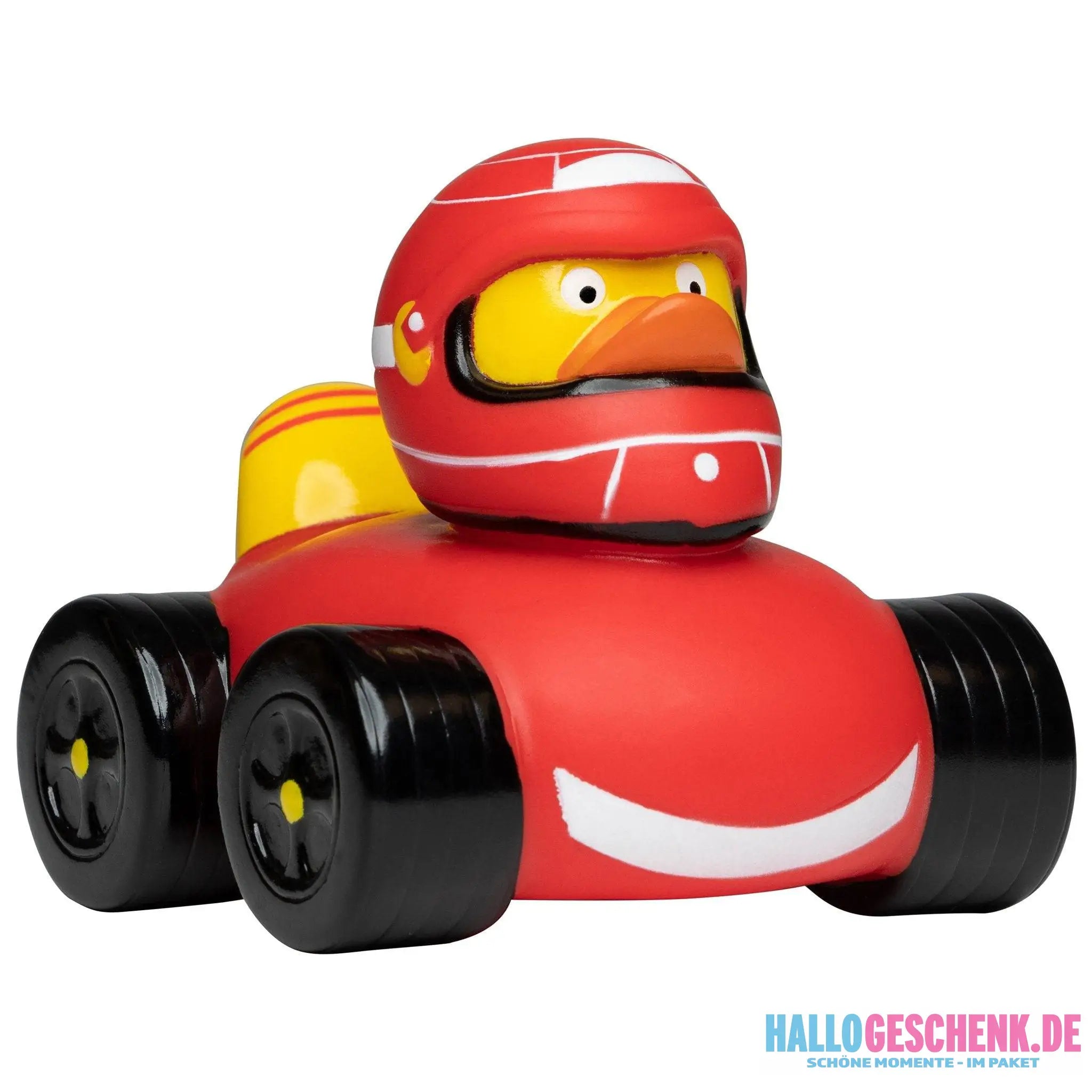 Roter quietsche-ente racer duck mit rotem rennhelm und rennauto mit schwarzen rädern für autorennen spaß