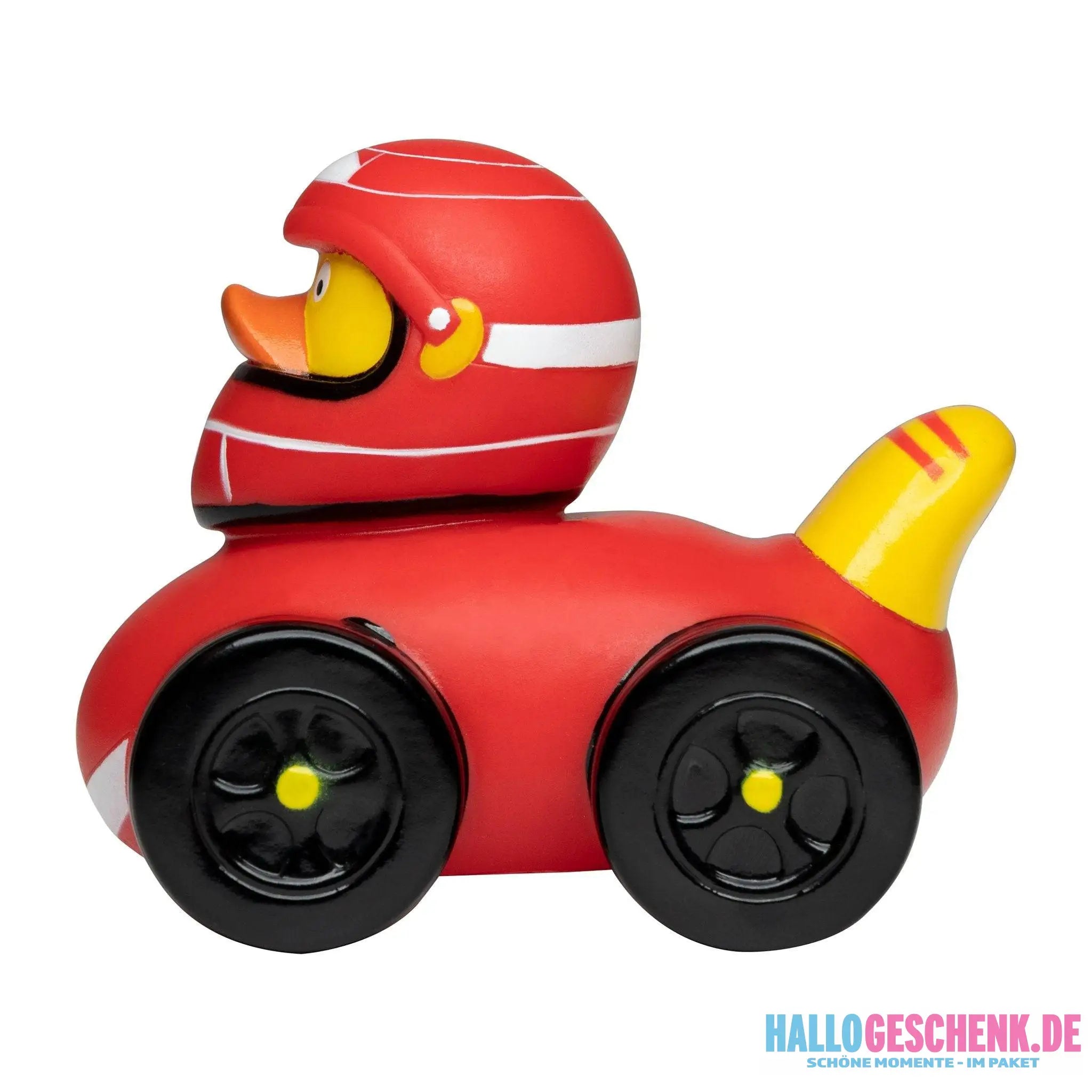 Rote quietsche-ente mit rennhelm im roten rennauto mit schwarzen rädern und gelben akzenten aus dem racer duck set