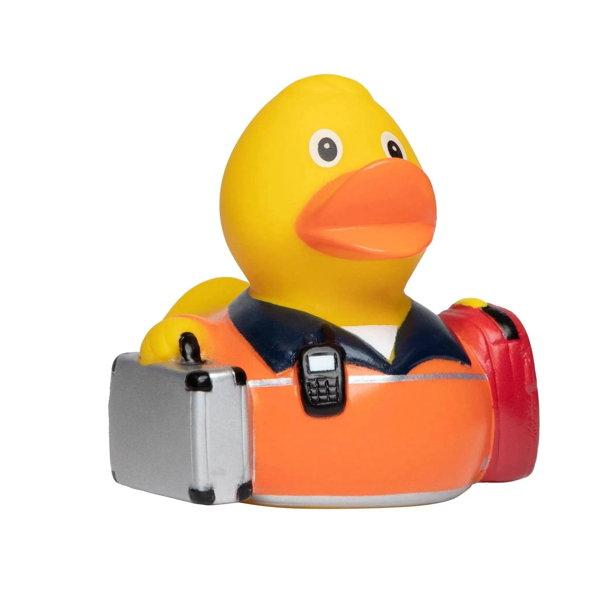 Gelbe rettungssanitäter badeente in orange warnweste mit schwarzem kragen hält silbernen koffer und trägt roten rucksack