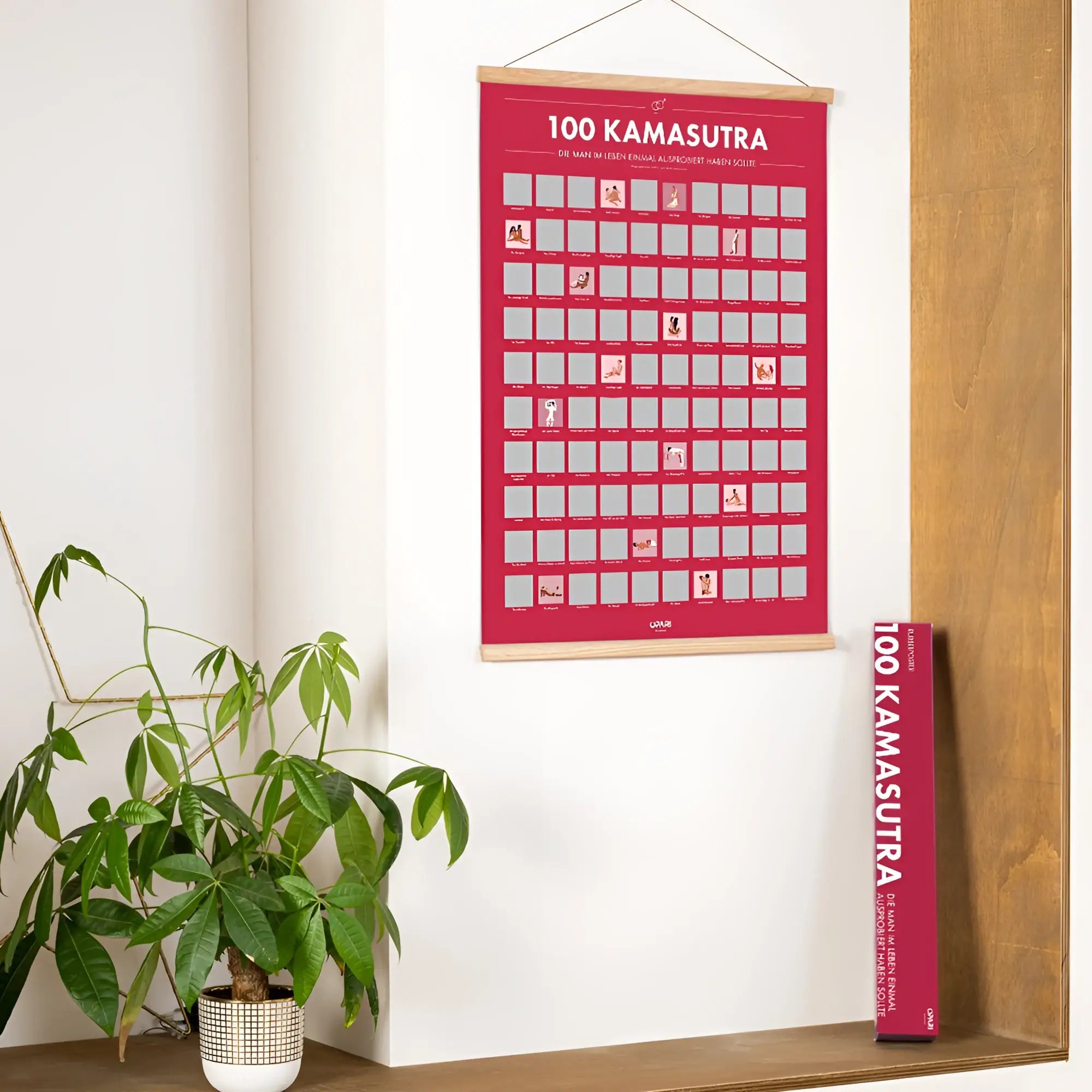 Ein rotes rubbelposter 100 kamasutra mit holzrahmen und 100 illustrierten feldern zum freirubbeln