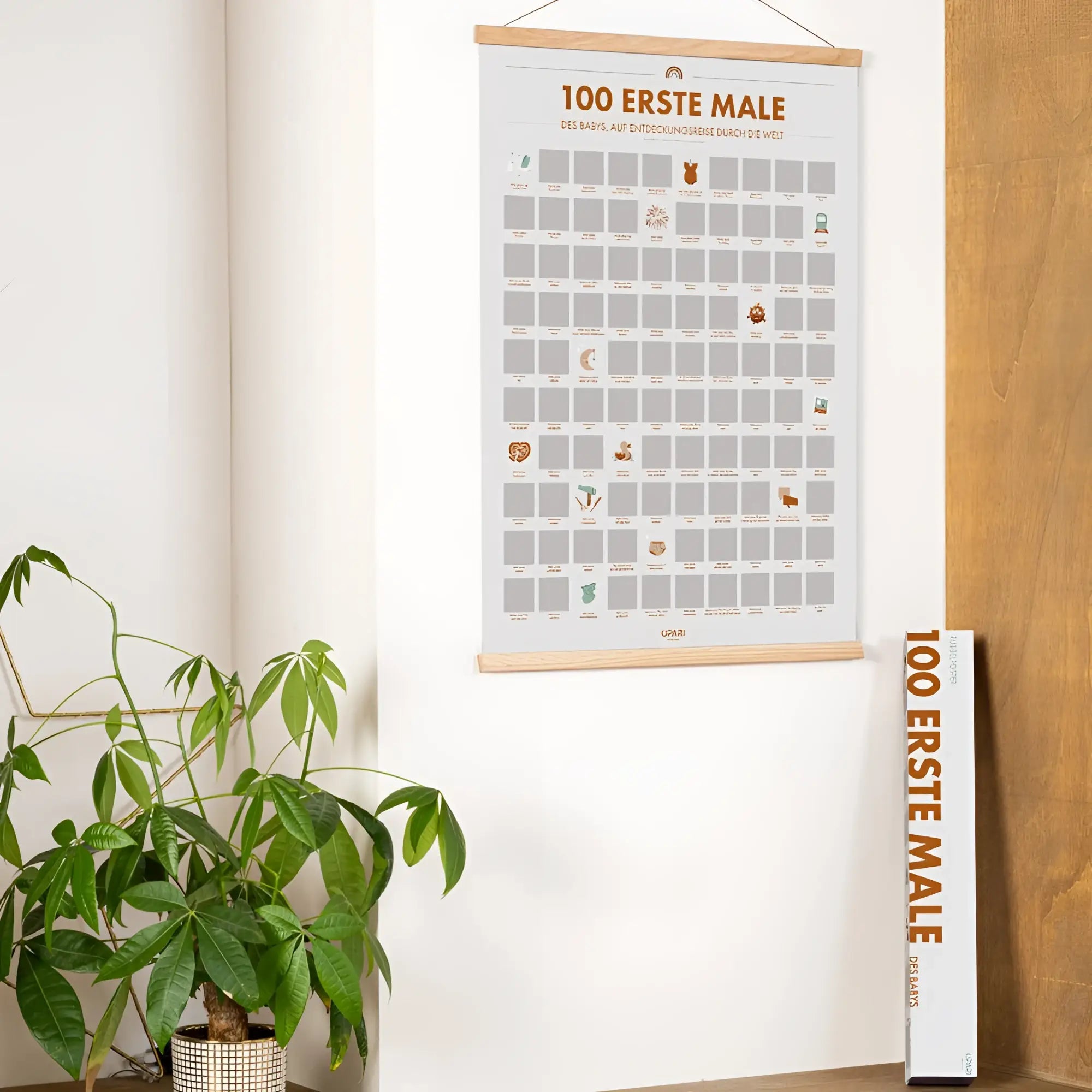 Minimalistischer rubbelposter die 100 ersten male deines kindes mit holzrahmen grauem hintergrund und orangen texten