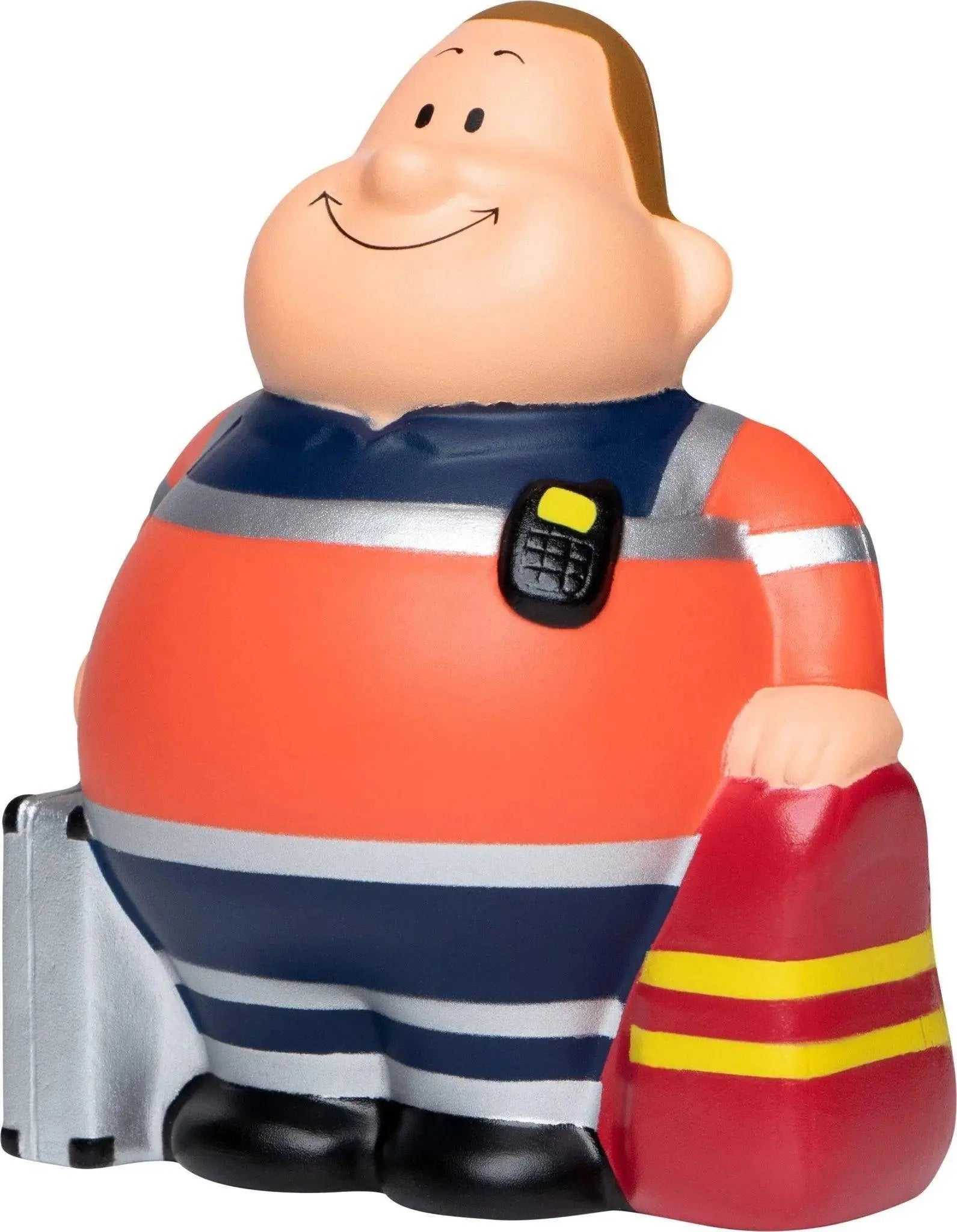 Ein fröhlicher cartoon-feuerwehrmann mit orange-Marine gestreiftem uniform hält roten werkzeugkasten sanitäter bert anti-stress-quetsch-figur