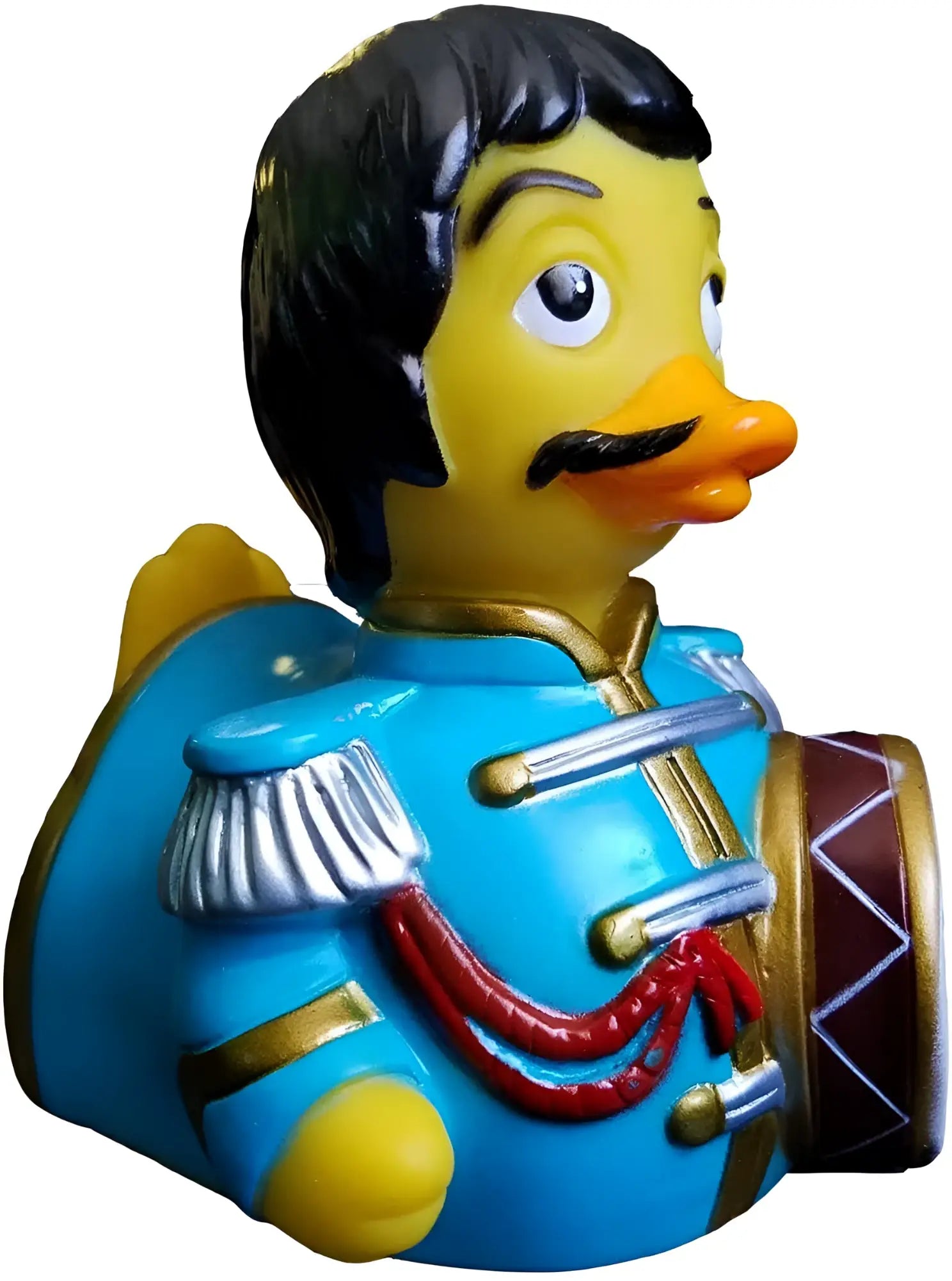 A gelbe gummiente sargent peepers in blauem uniform mit goldrand und silbernen epauletten hält eine braune trommel