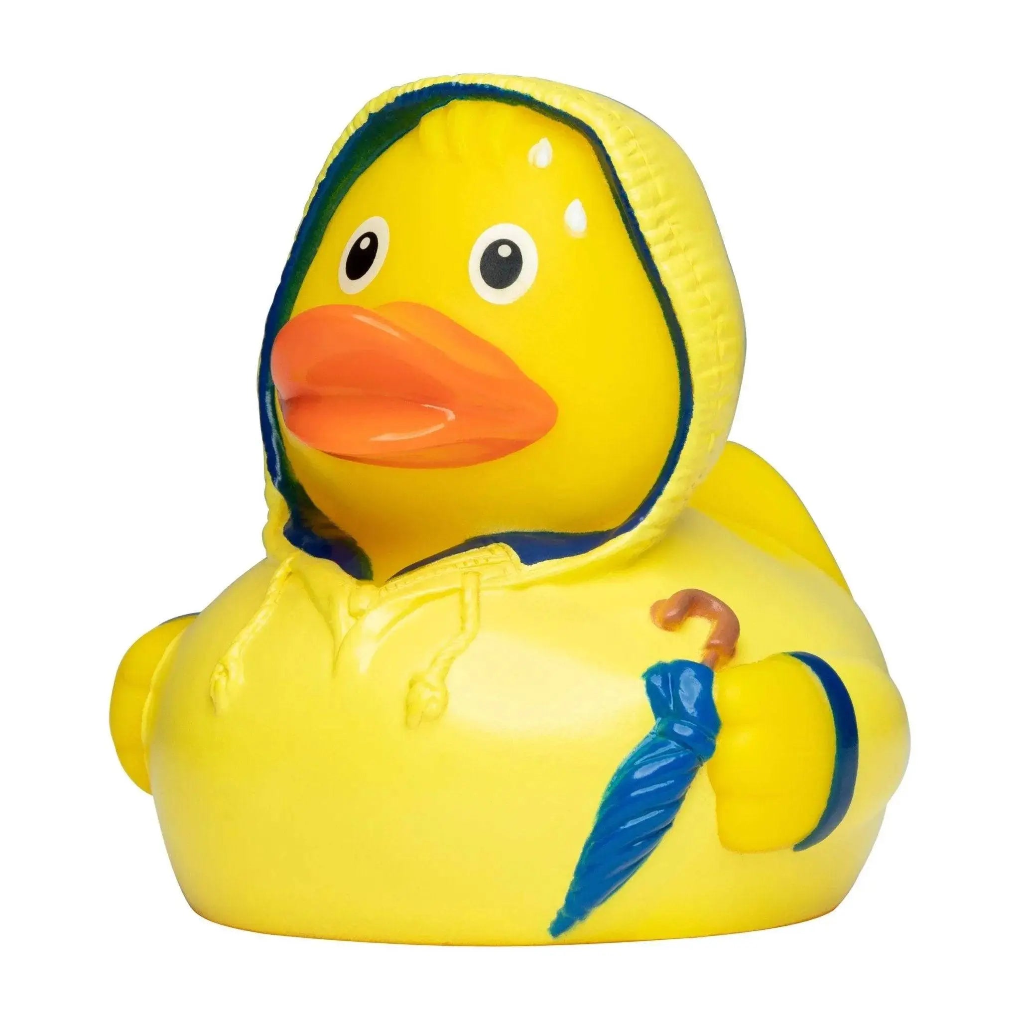 Gelbe badeente von schlechtwetter in regenmantel mit blauem rand hält kleinen schirm