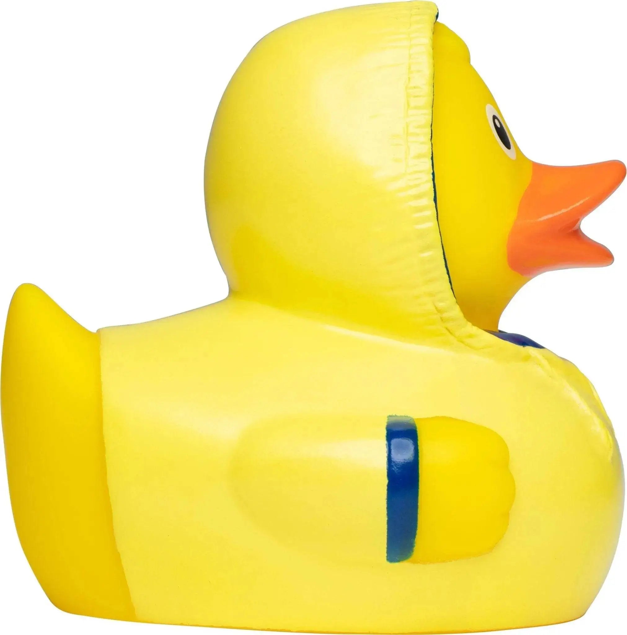 Gelbe schlechtwetter quietsche-ente mit kapuze und blauem armband aus gummi für bad und spielspaß