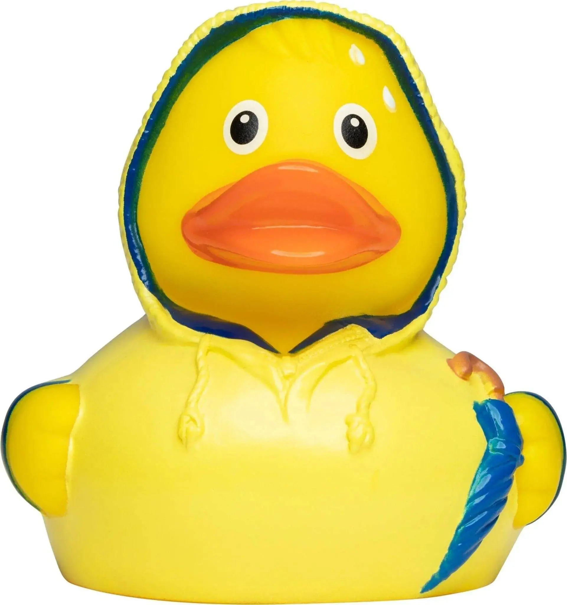 Gelbe badeente trägt blaue regenjacke mit kapuze und hält kleinen blauen schirm schlächtigwetter quietsche-ente