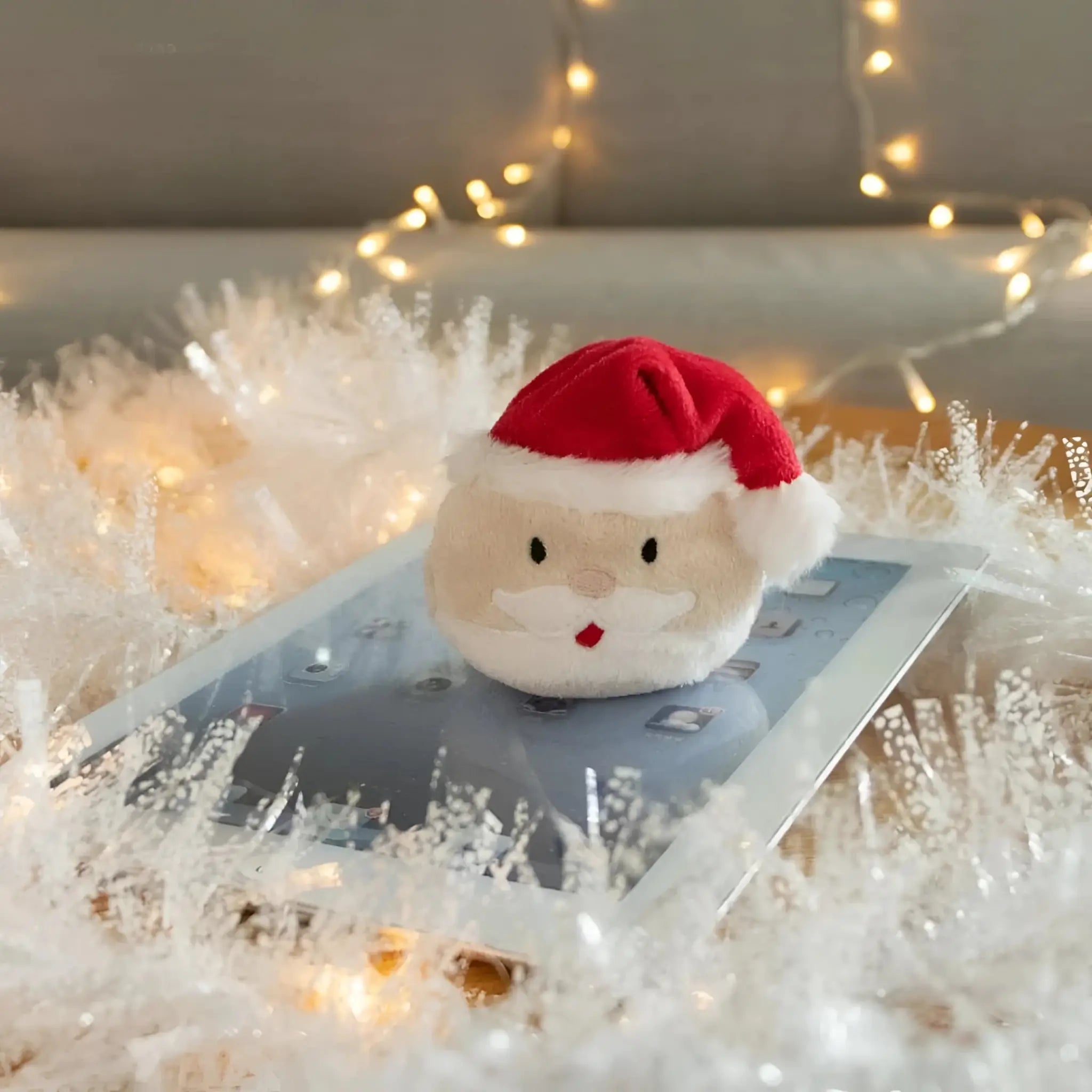 Ein plush schmoozies displayreiniger weihnachtsmann mit rotem hut und weißem bart aus weichem stoff