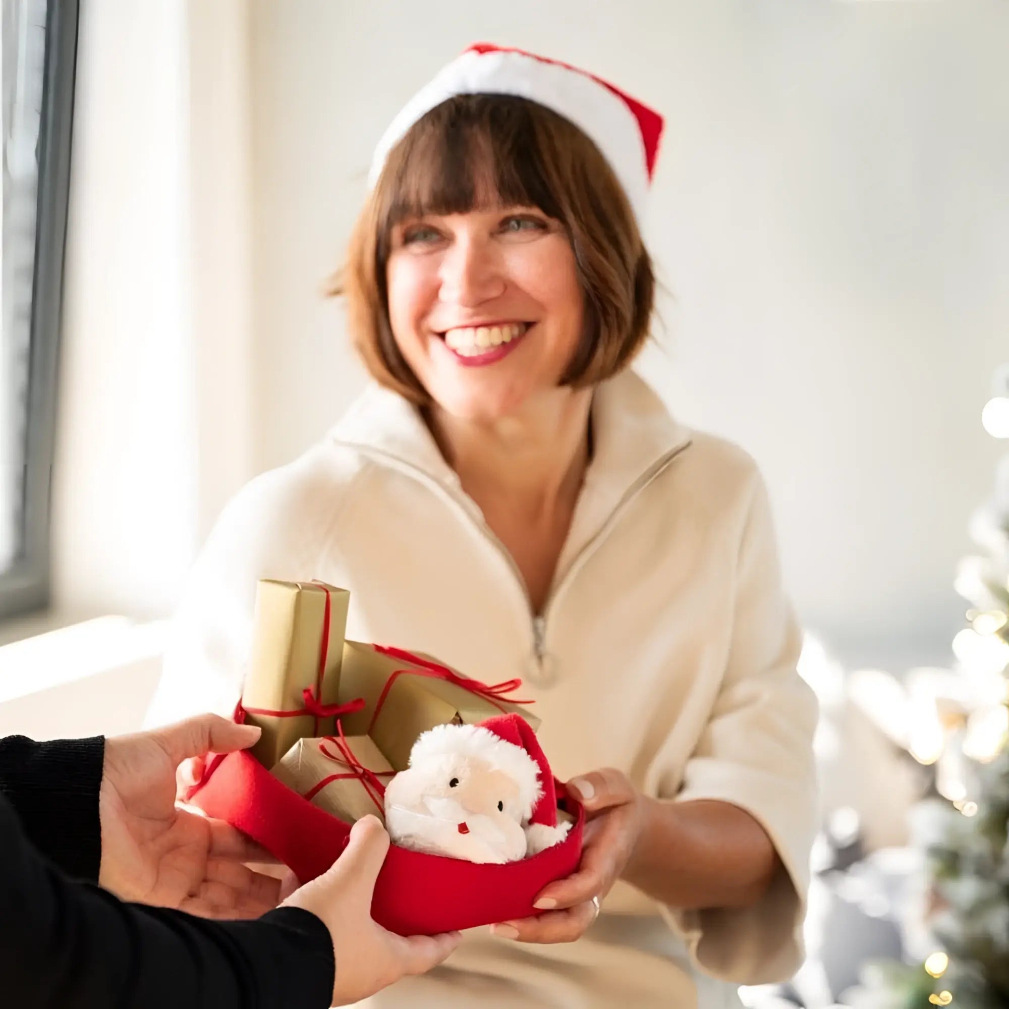 Schmoozies displayreiniger weihnachtsmann in rotem samt geschenkbox mit gold eingepackten geschenken und plüschspielzeug