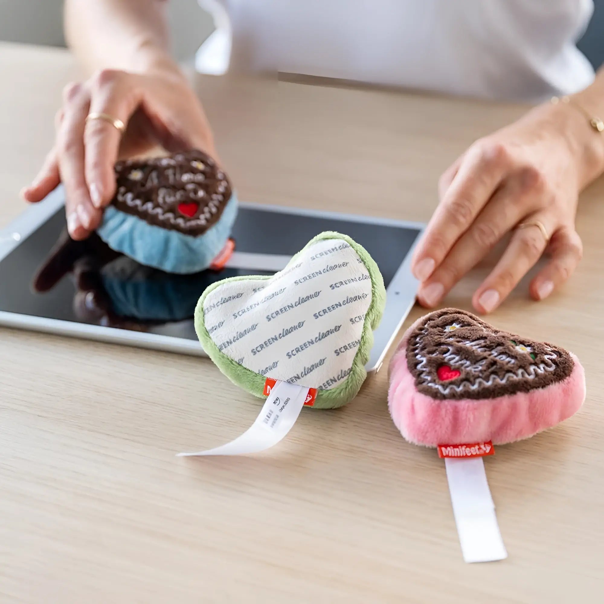 Weich plüsch herzförmiger schmoozies lebkuchenherz displayreiniger mit braunem schoko-design und blauem stoff außen