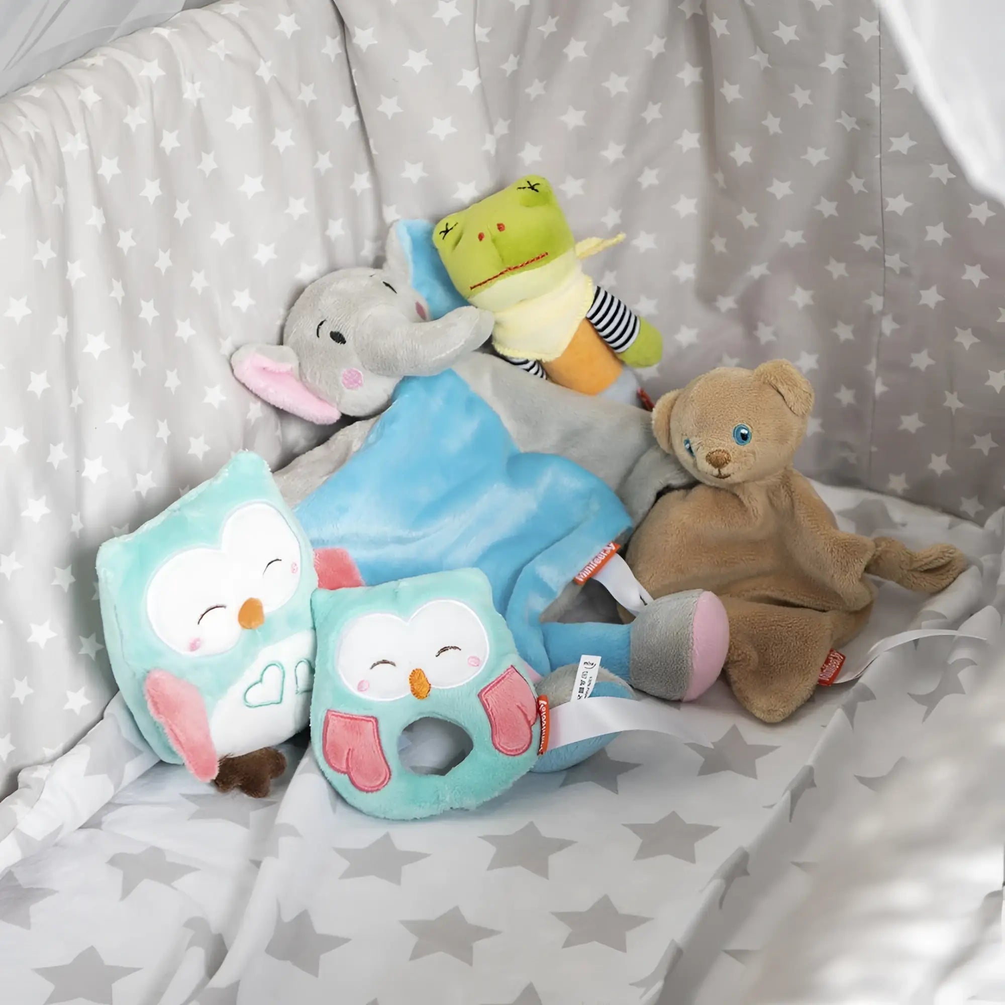 Soft teal eulenförmiges baby kuscheltuch mit rosa akzenten und griffloch fürs schmusen
