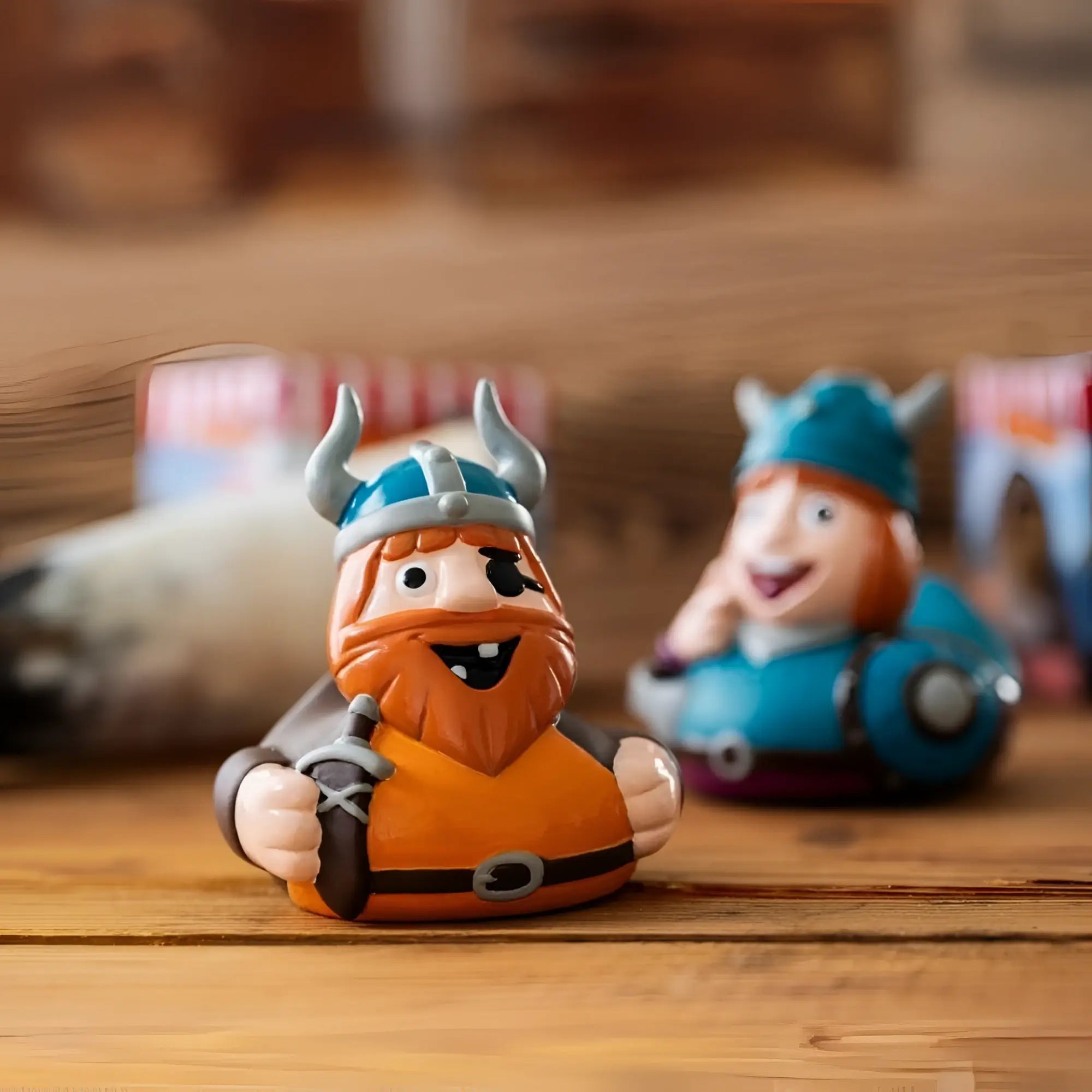 Orange vinyl badeente im viking style mit blauem hornhelm und schwarzer augenklappe von schnabels badeente halvar