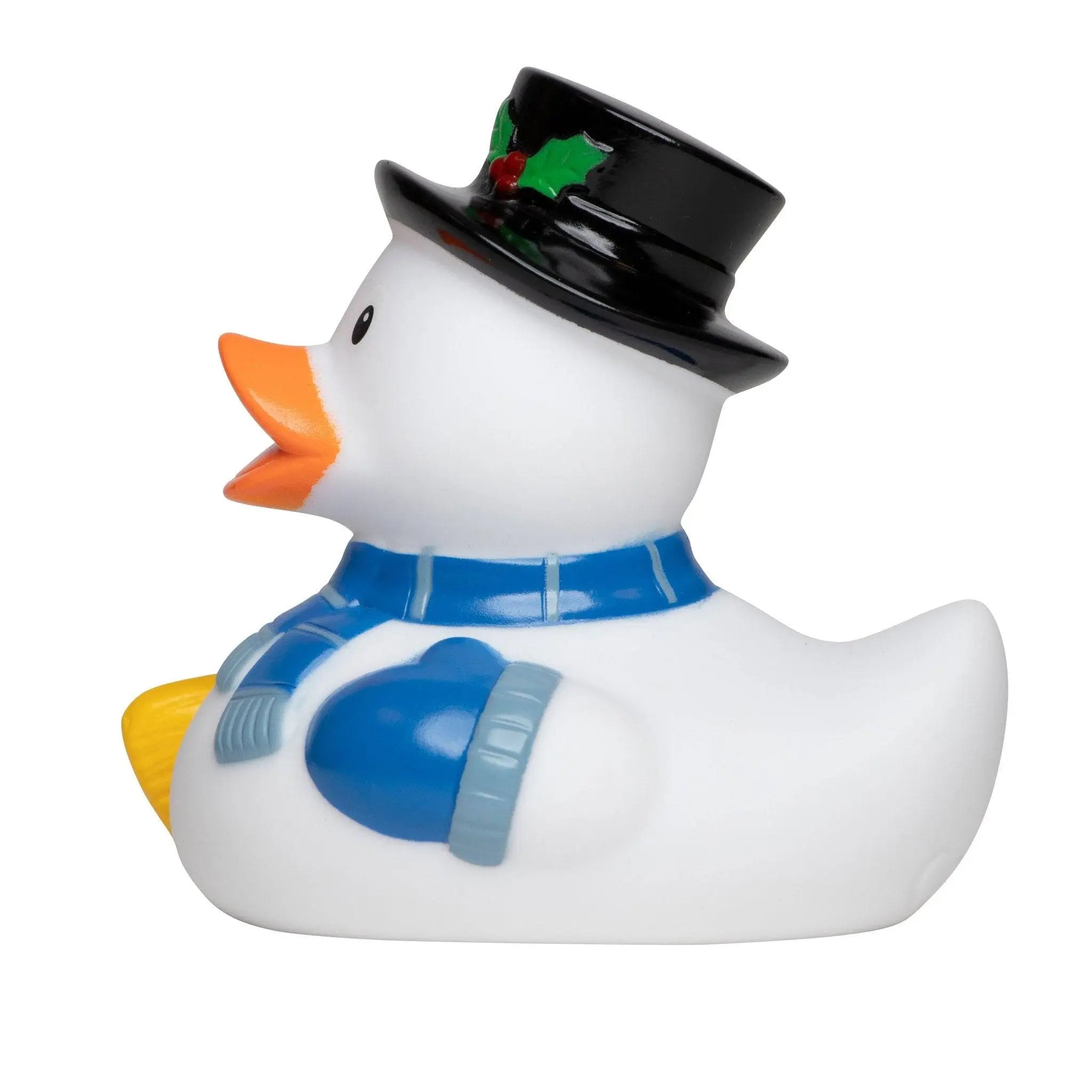 Weiße quietscheente als schneemann mit schwarzem zylinder, blauer schal und handschuhen zum baden