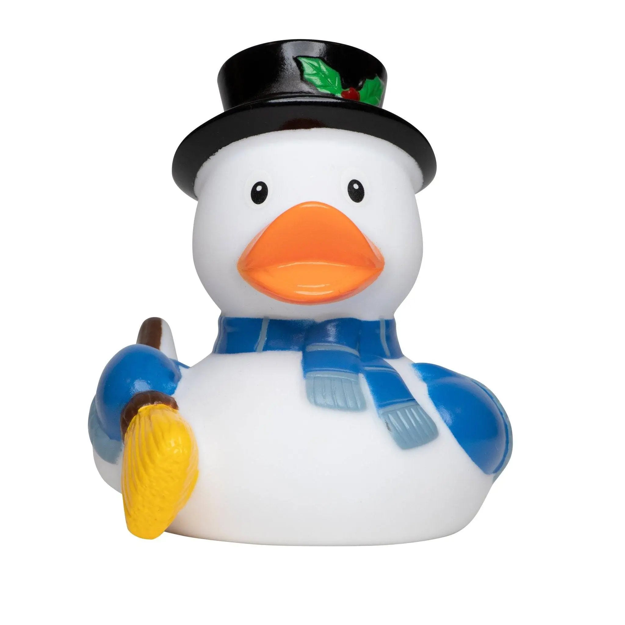 Weiße quietscheente als schneemann mit schwarzem zylinder, blau gestreiftem schal und gelbem besen