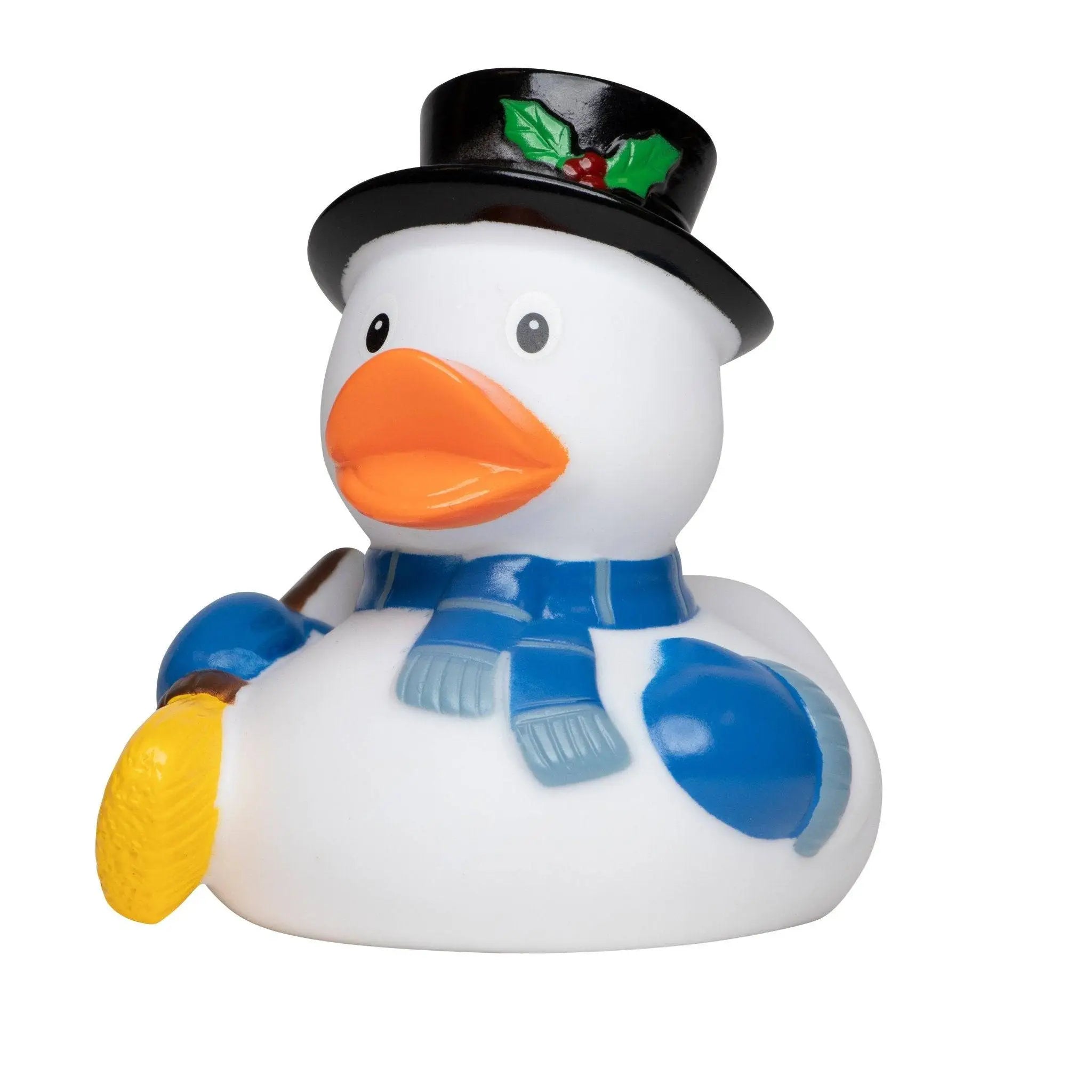 Weiße gummiente als schneemann mit oranger schnabel, schwarzem zylinder, blau gestreiftem schal und gelbem besen