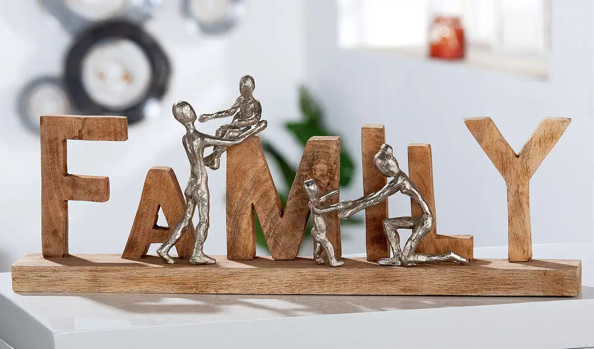 Schriftzug: „Family“ • Mangoholz & Aluminium • Natur/Silber • 21×55×7,5 cm • Gilde - Skulptur
