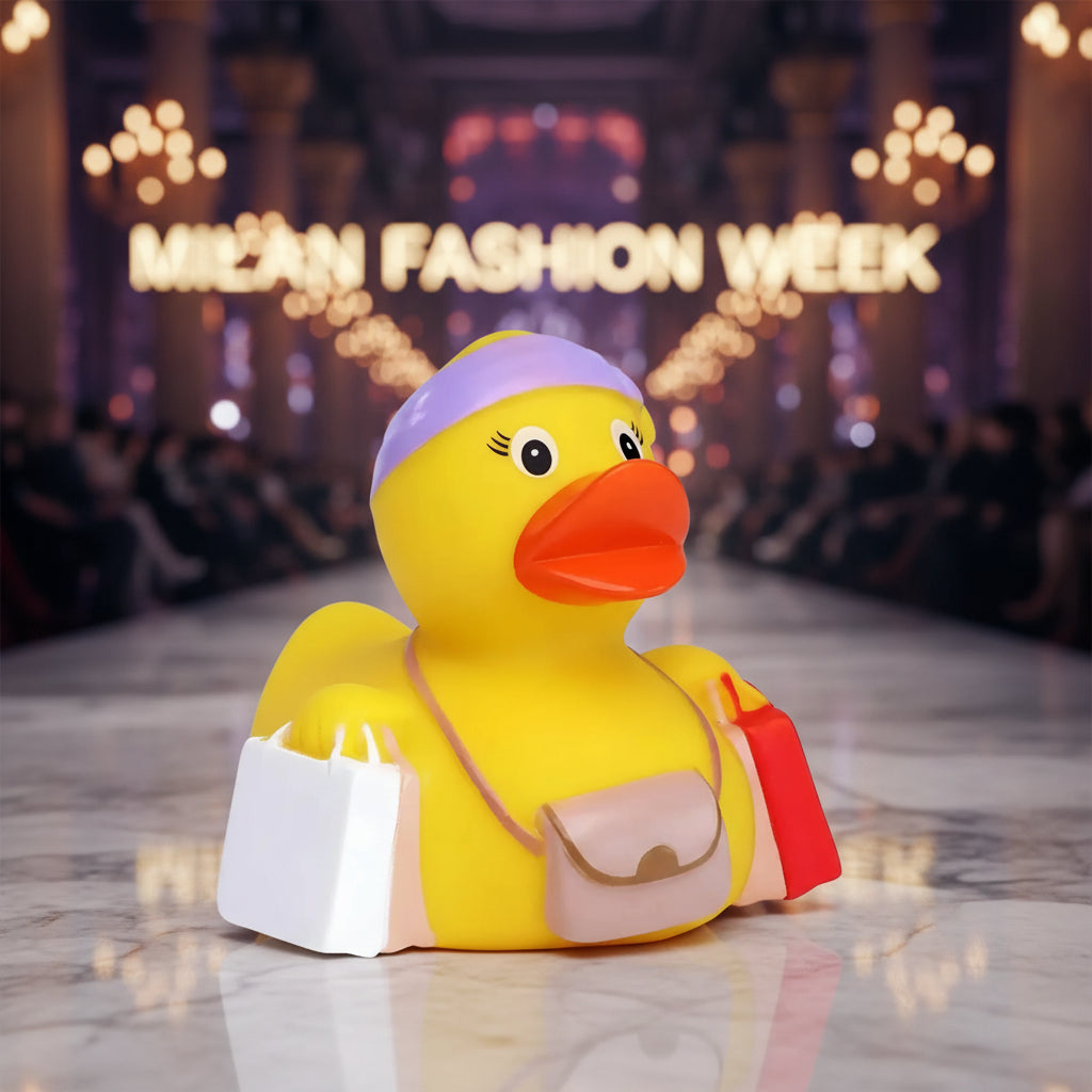 Gelbe badeente mit lila stirnband und einkaufstaschen als shopping quietsche-ente spielzeug