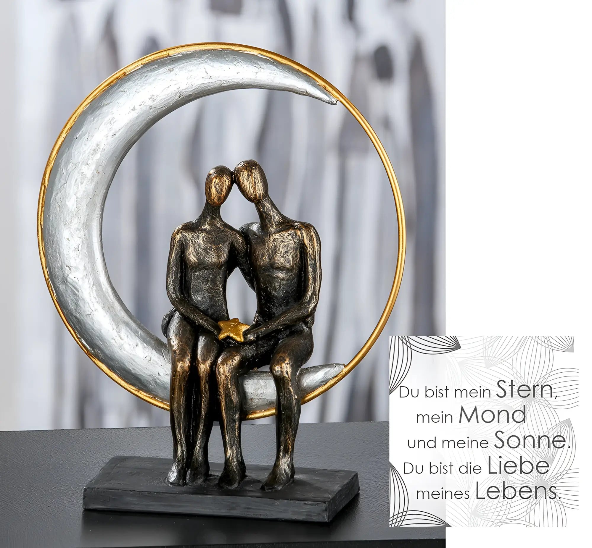 Bronze farbene abstrakte paarfigur auf mond mit goldrand aus kunstharz auf dunklem rechteckigem sockel von gilde