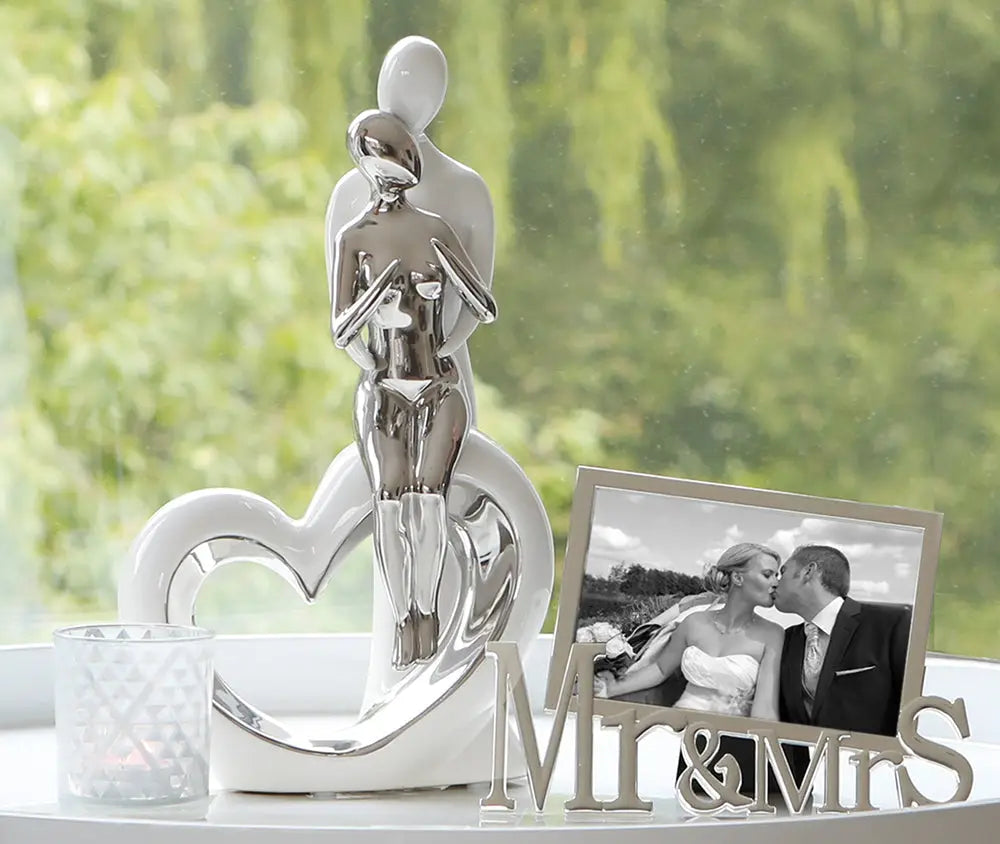 Shiny silber und weiße keramik skulptur paar romantisch umarmt im herzdesign 33,5x19,5 cm von gilde