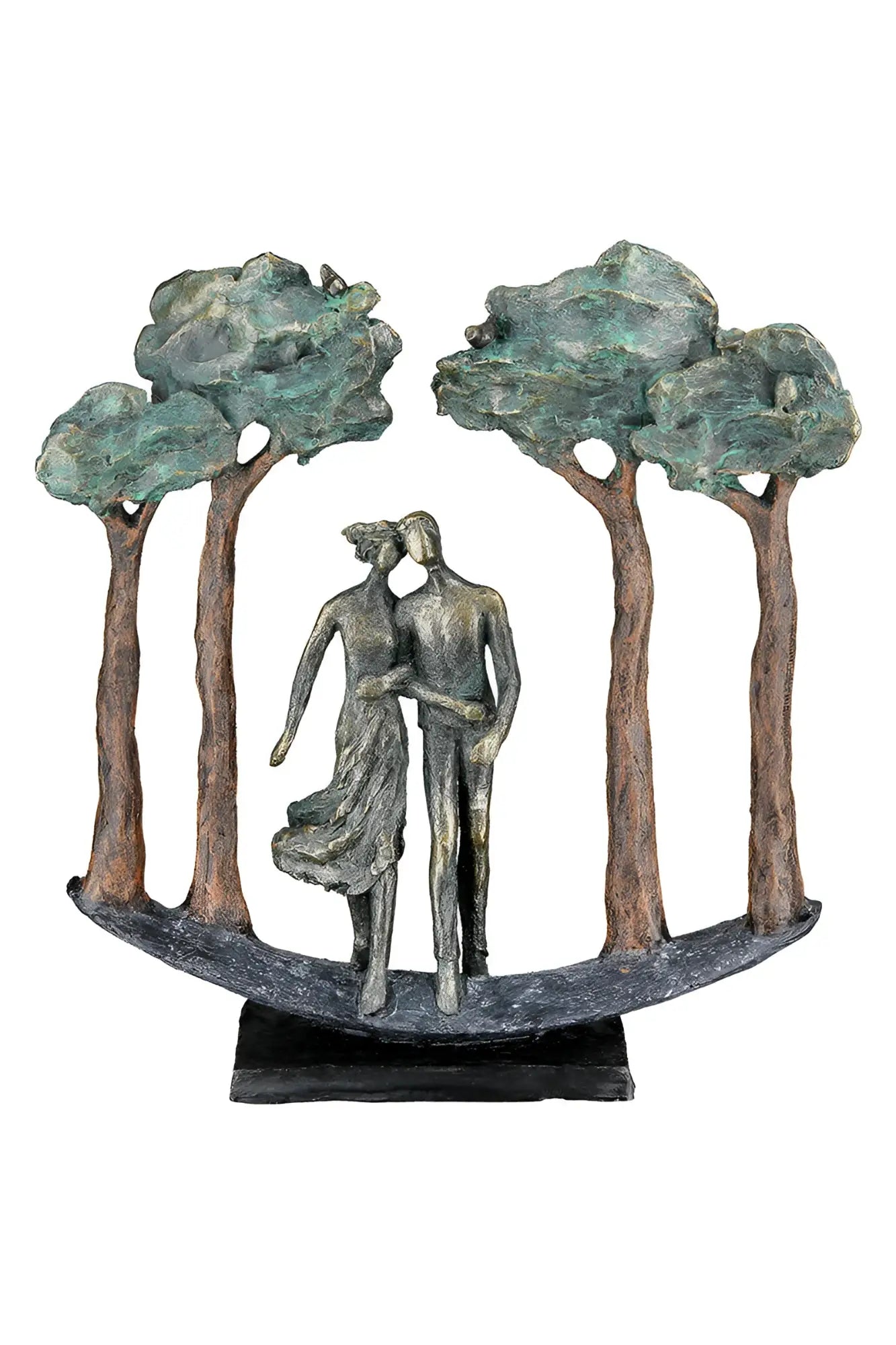 Bronze farbene kunstharz skulptur paar under trees mit vier stilisierten bäumen und grünlichem laub von gilde