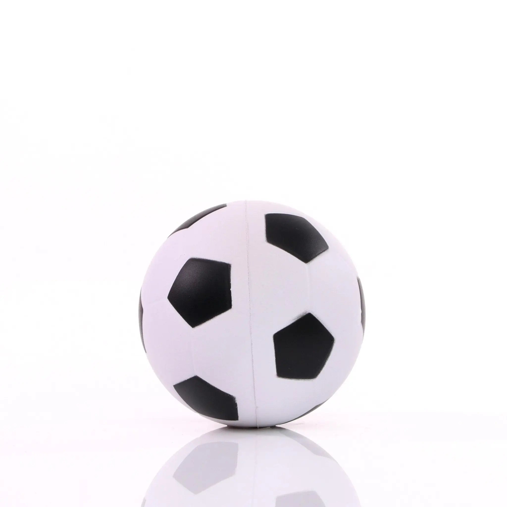 Ein klassischer schwarz-weißer fußball aus texturiertem material als stress-figur im geschenkset soccer bert plus fußball