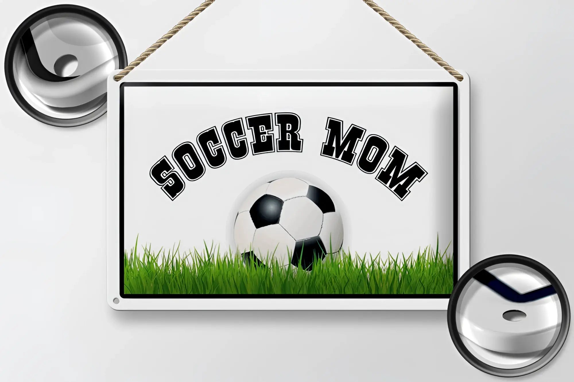 Weißes blechschild 20x30cm mit schwarzem soccer mom text und fußball auf grünem gras zum aufhängen