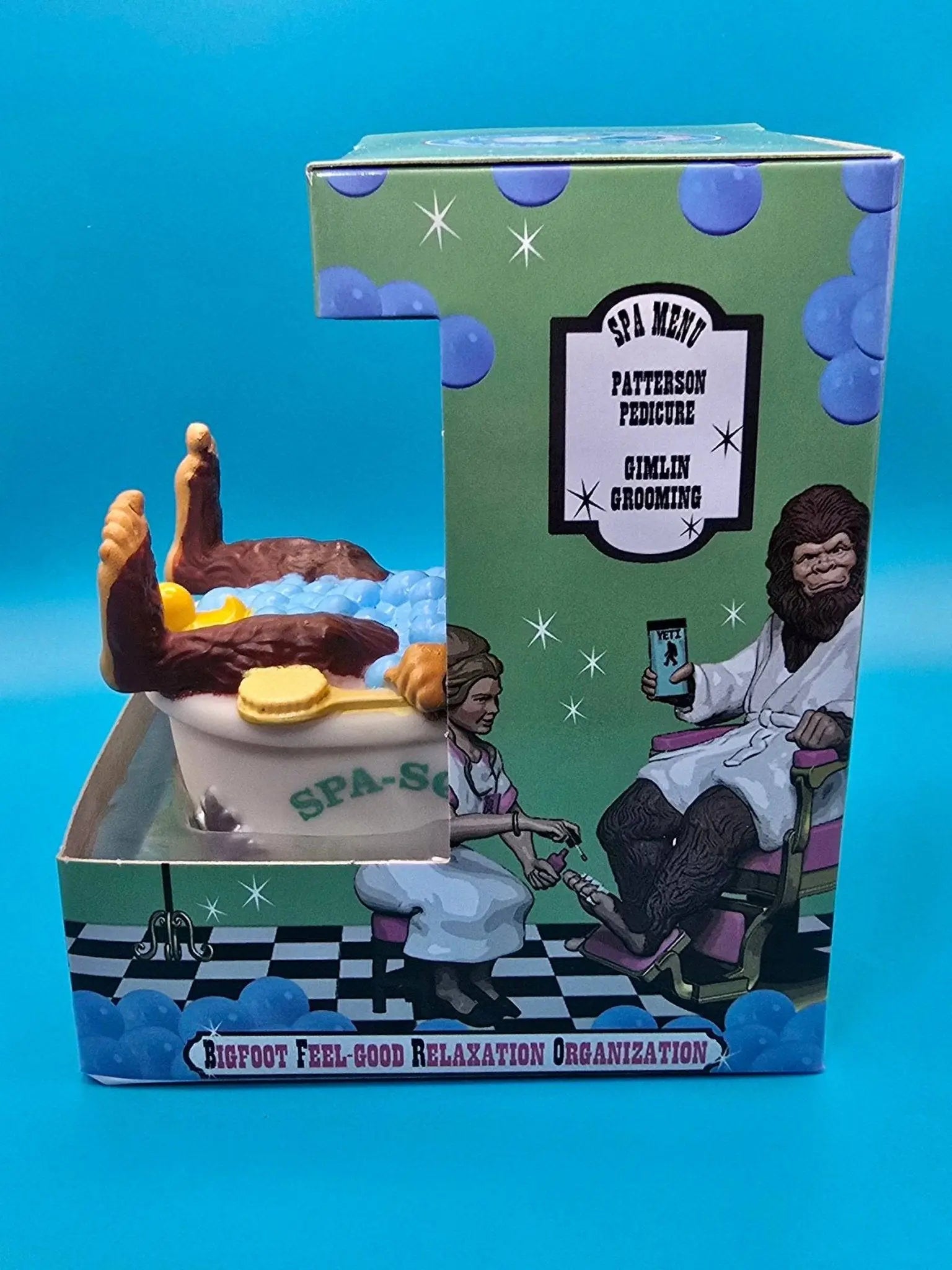 Whimsische spa-squatch keramikfigur mit sprudelbad und detaillierten sculpted füßen von celebri ducks