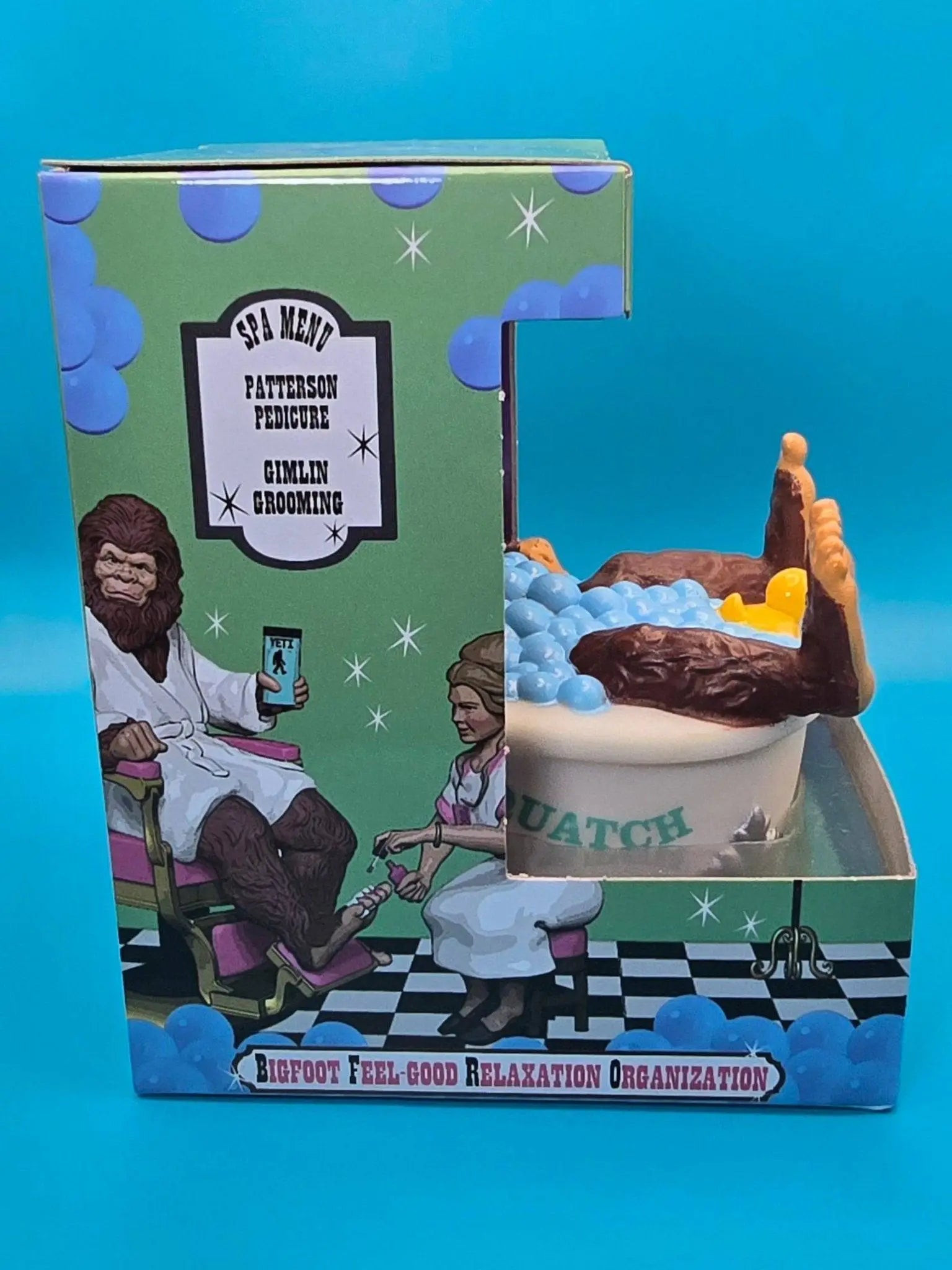 Bigfoot-themed pedicure spa mit braunen texturfüßen in weißer keramikwanne mit blauen schaumblasen und gelber gummiente