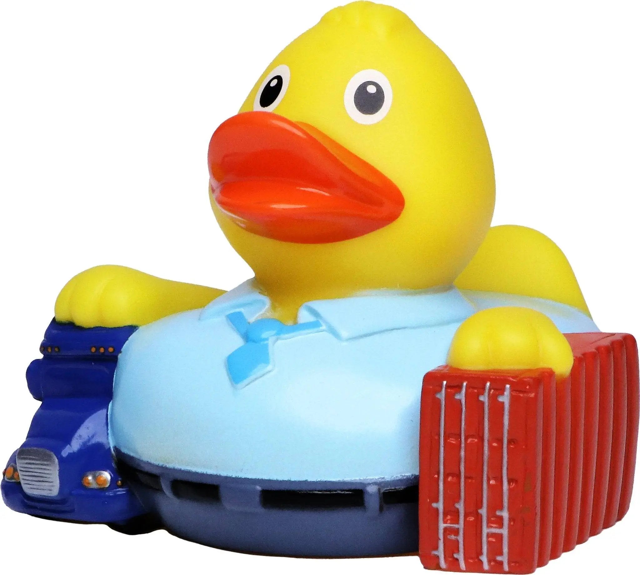 Gelbe quietsche-ente mit hellblauem hemd und schleife vor kleinem blauen lkw mit rotem koffer für spedition und logistik