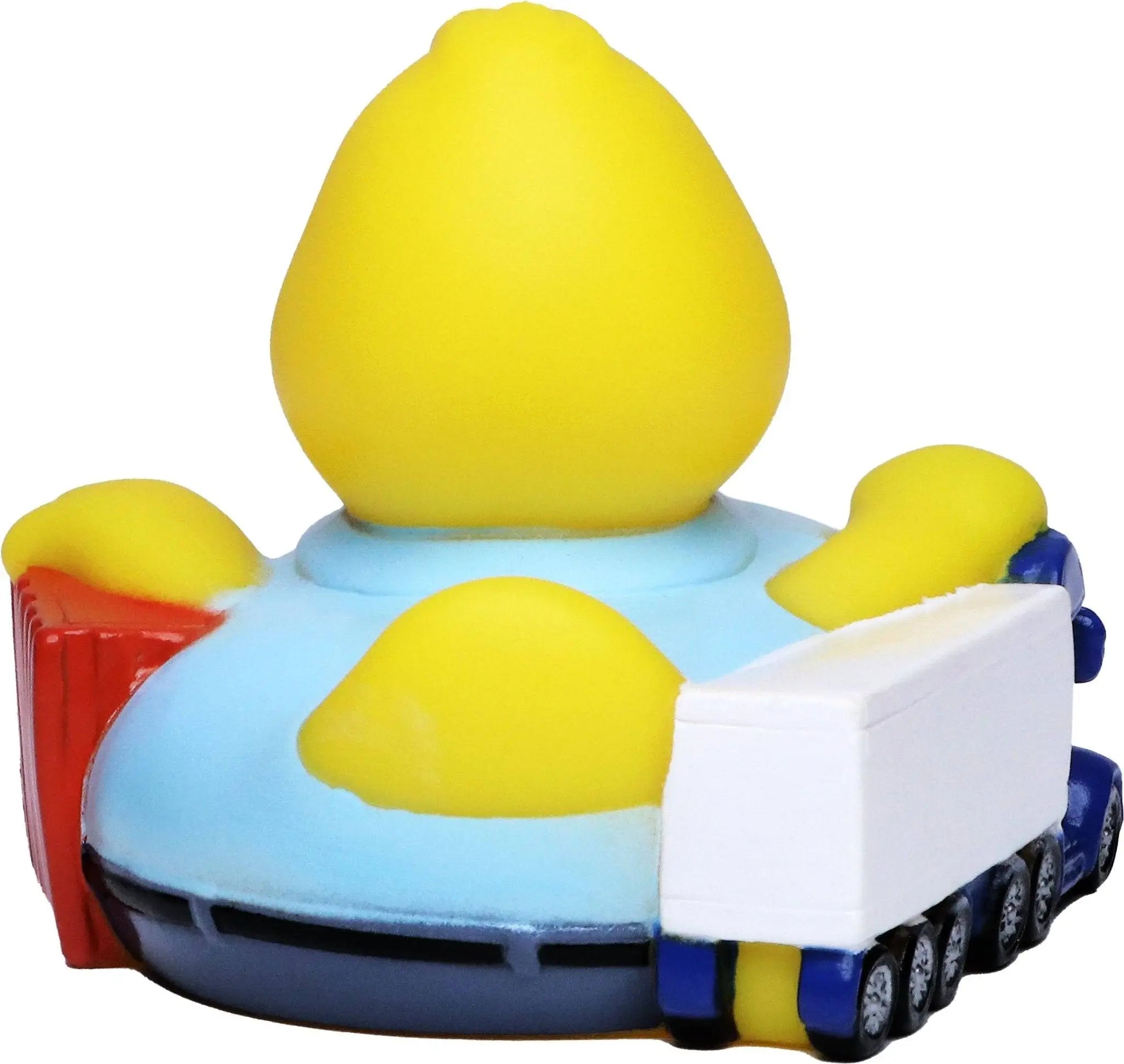 Gelbe quietscheente mit blauem und rotem spielzeugtruck hinten befestigt für spedition und logistik