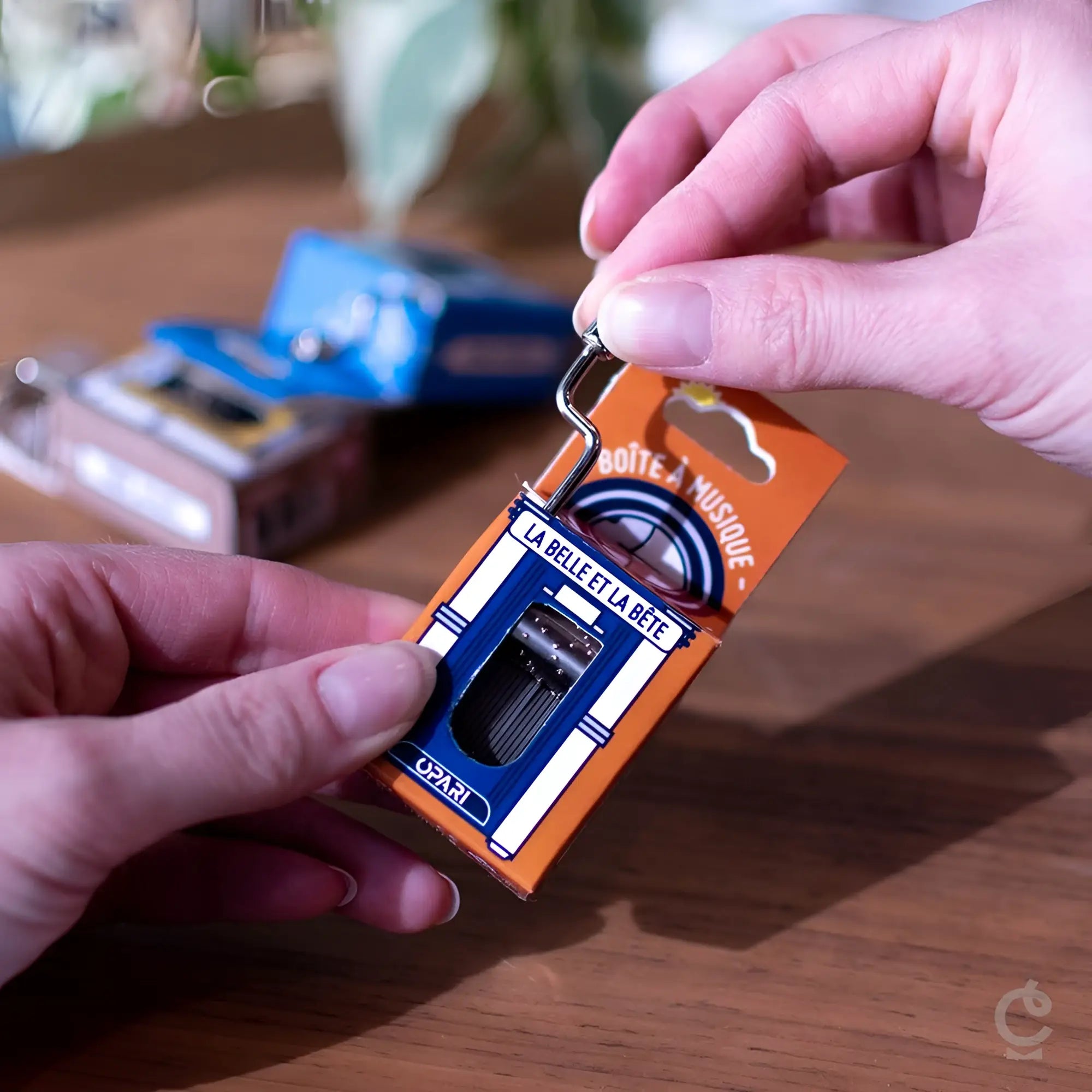 Orange und blaue spieluhr die schöne und das biest von opari mit design im musikbox-stil