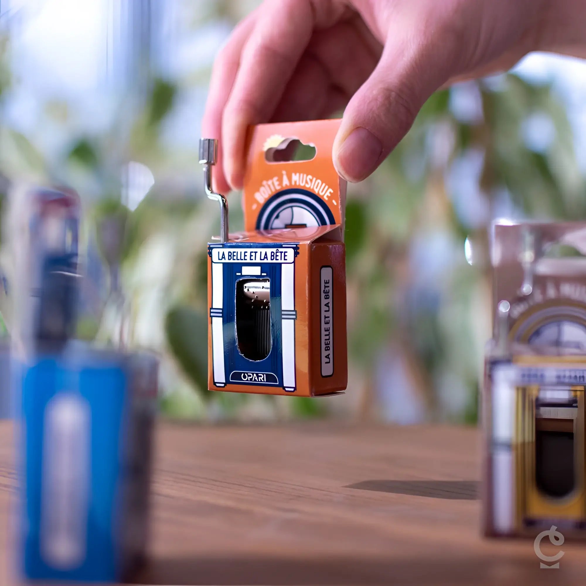 miniature musical box mit einem blauen und weiß Design mit die schöne und das biest theme by opari