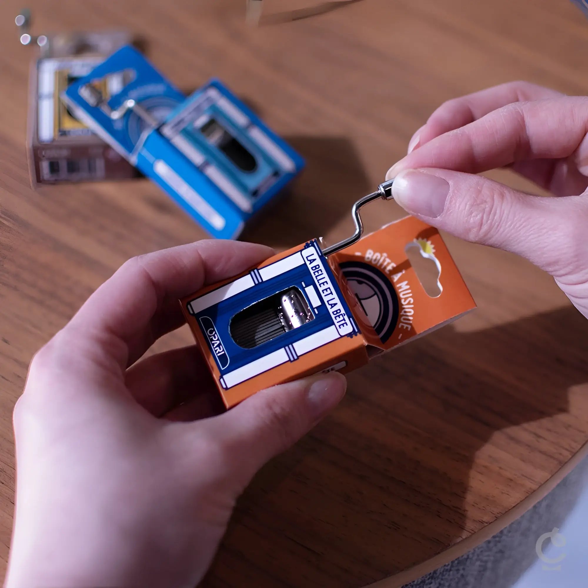 Spieluhr die schöne und das biest orange blaue box mit sichtbarem kurbelgriff und märchenhaftem design