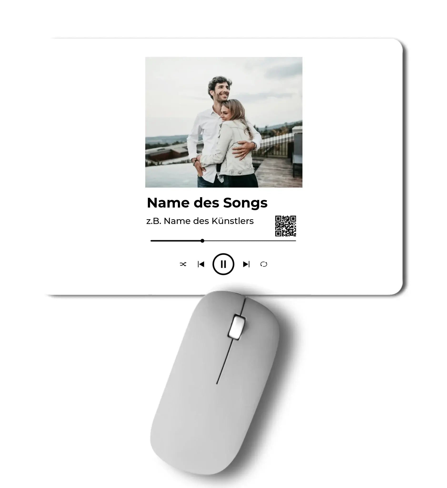 Weiße rechteckige mousepad mit personalisiertem spotify musikplayer design foto von paar songtitel künstler und qr code