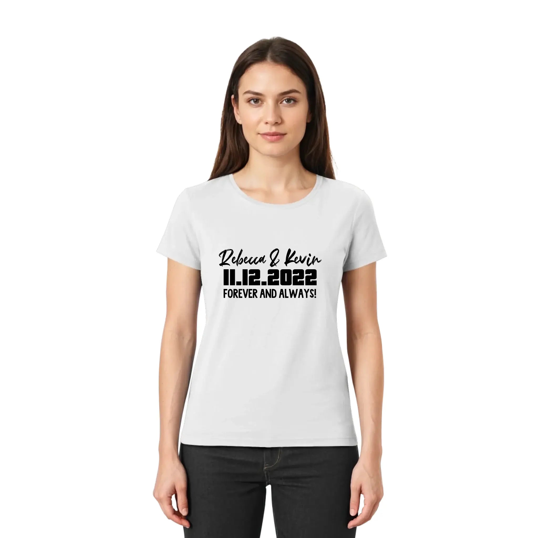 Weiße kurzarm t-shirt mit schwarzem kalligraphischem text rebecca kevin 11.12.2022 forever and always personalisiert