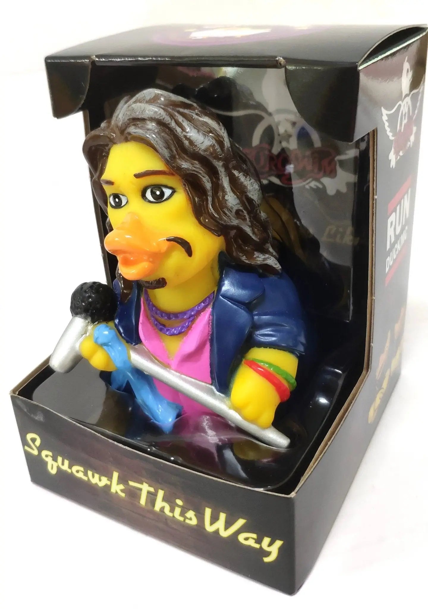 Gelbe gummiente squawk this way mit langem braunem haar blauer jacke pinkem shirt mikrofon und gitarrenplektrum