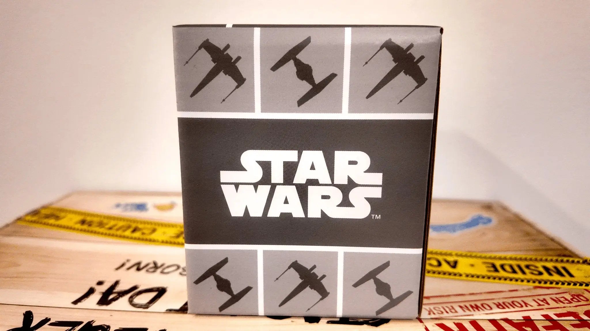 Schwarze und graue star wars tasse mit silhouetten von tie fighters und darth vader design offiziell lizenziert