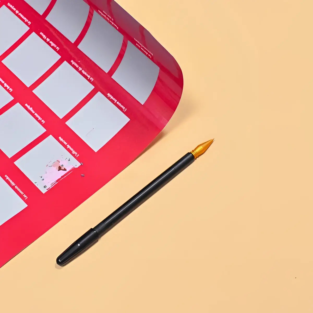 Roter kratzkalender mit schwarzem stift für kratzposter zum einfachen markieren und planen