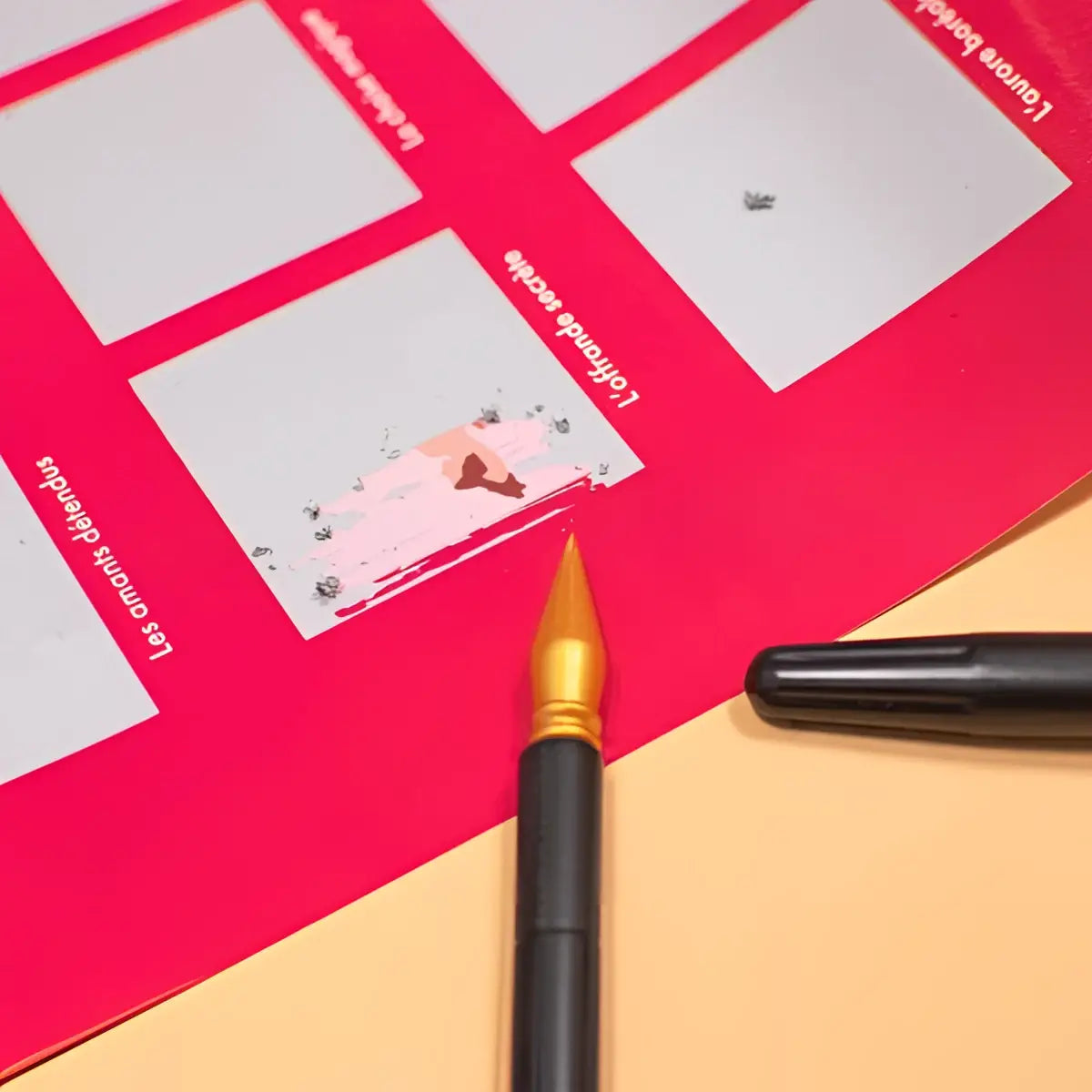 Roter kratzposter mit stift für kratzposter goldspitze liegt daneben für einfaches freirubbeln