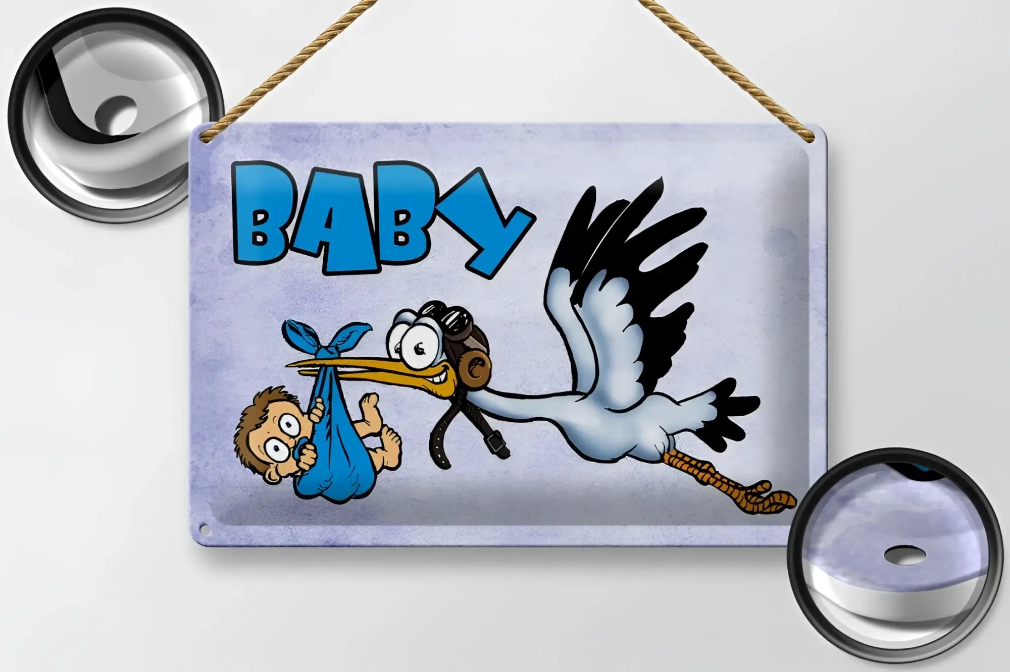 Blaues cartoon-storch blechschild 20x30cm mit baby in blauem tuch auf hellgrauem metall und wort baby