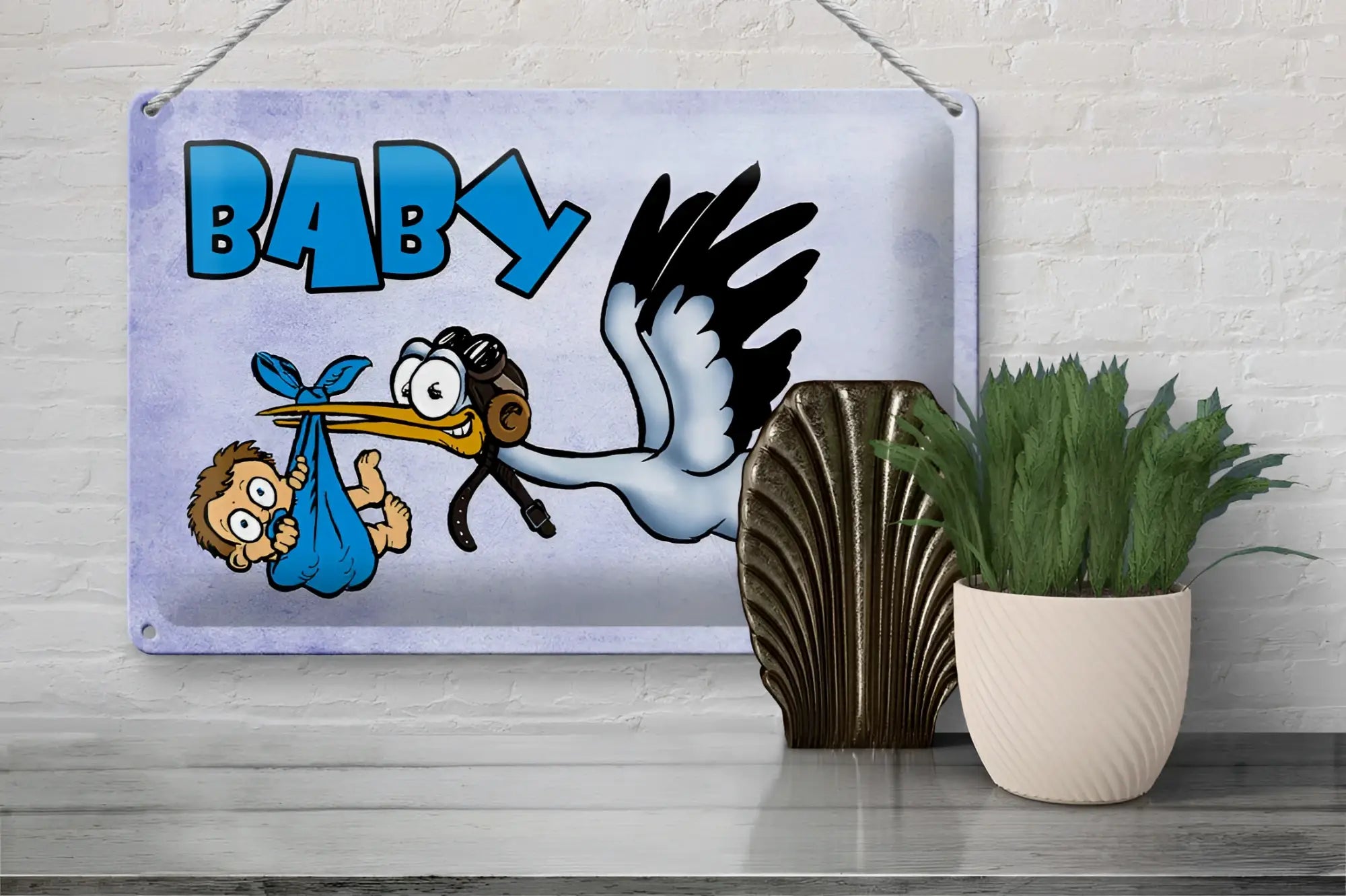helllilanem Metall Schild mit einem Cartoon Storch mit einem blauen baby Tuch und fett blau baby Text