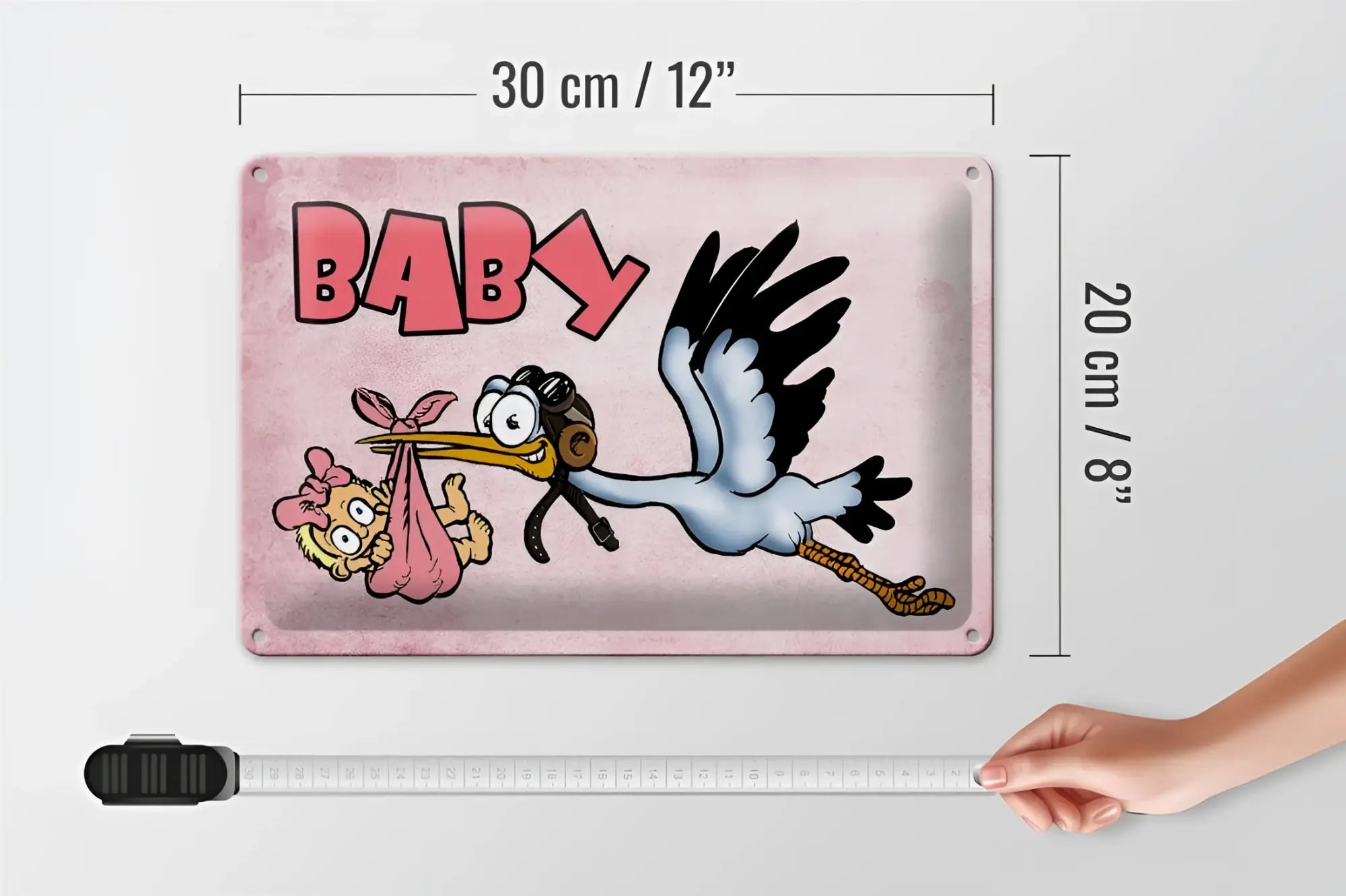 Pink rechteckiges blechschild 20x30cm mit cartoon-storch und baby in rosa tuch mit schrift baby