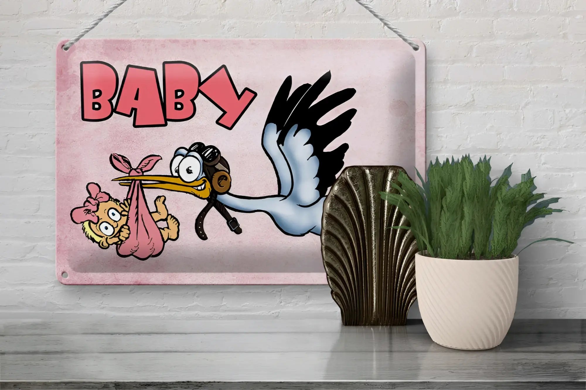 Pinkes blechschild 20x30cm mit cartoon-storch und baby in rosa tuch sowie dem schriftzug baby darauf