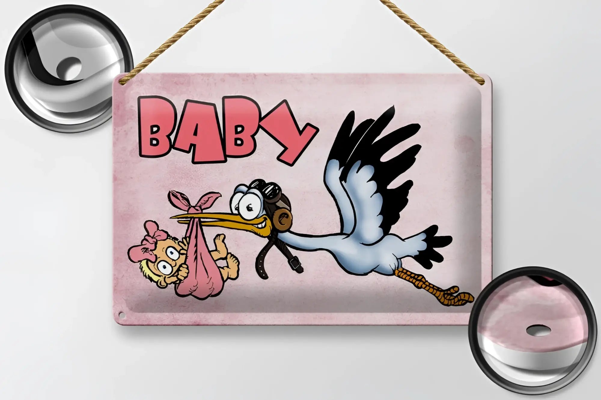 Pink rechteckiges blechschild 20x30cm mit cartoon-storch und baby in rosa tuch mit dem schriftzug baby