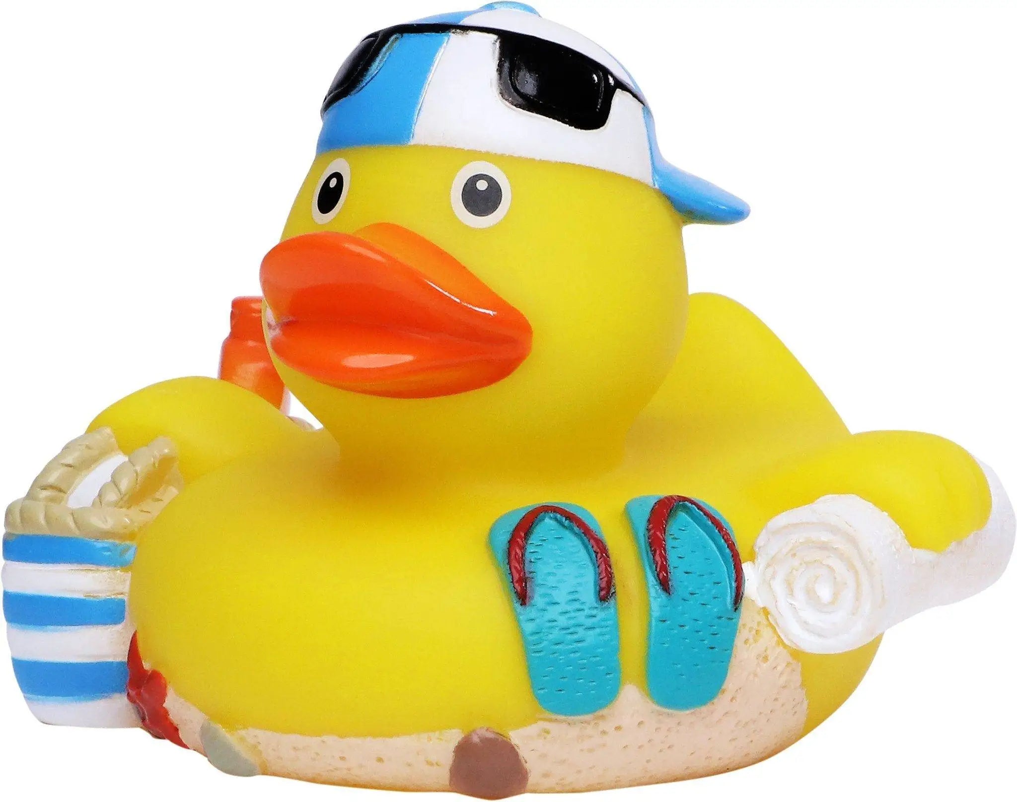 Gelbe quietsche-ente mit blau weiß gestreifter mütze, schwarzer sonnenbrille, strandtasche und türkis flip-flops