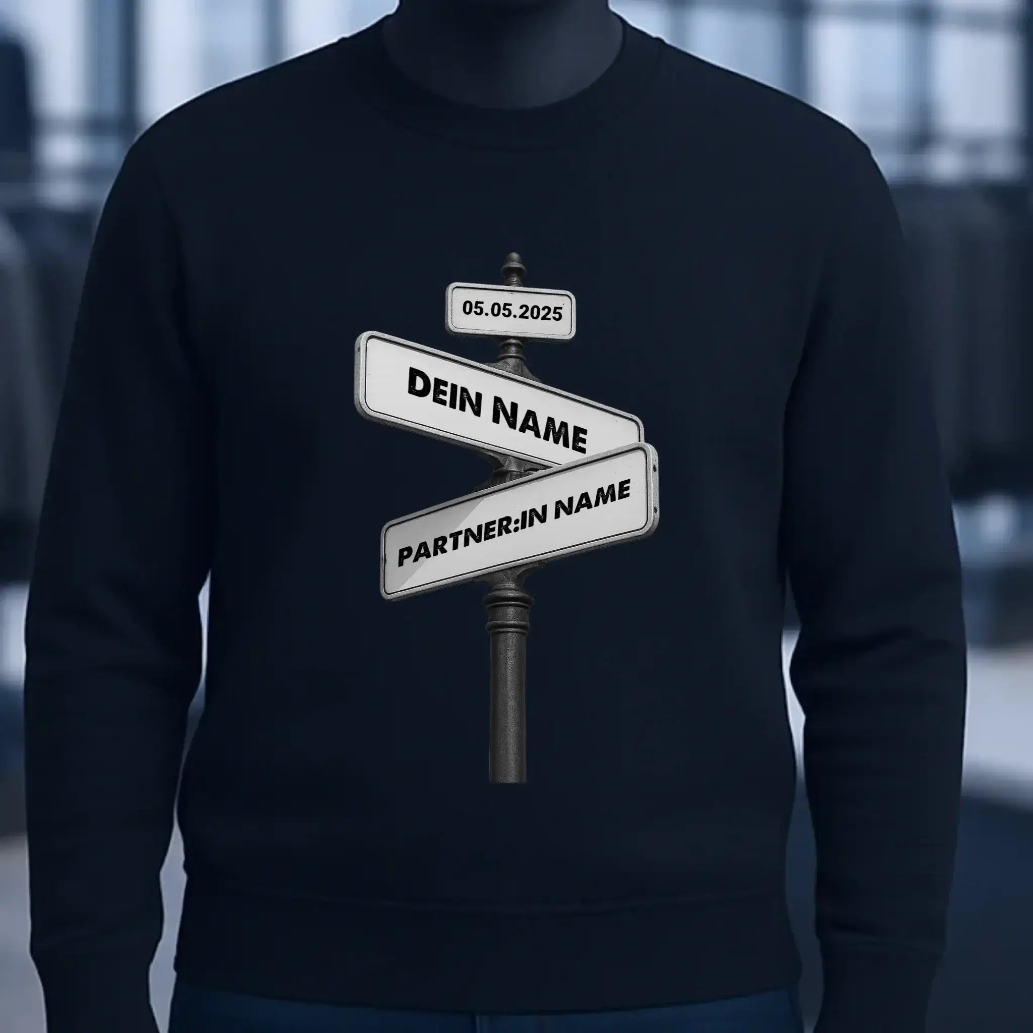 Straßenschild Datum + Wunschtext diverse Hintergründe personalisiert • Unisex Sweatshirt für Damen und Herren • Bio