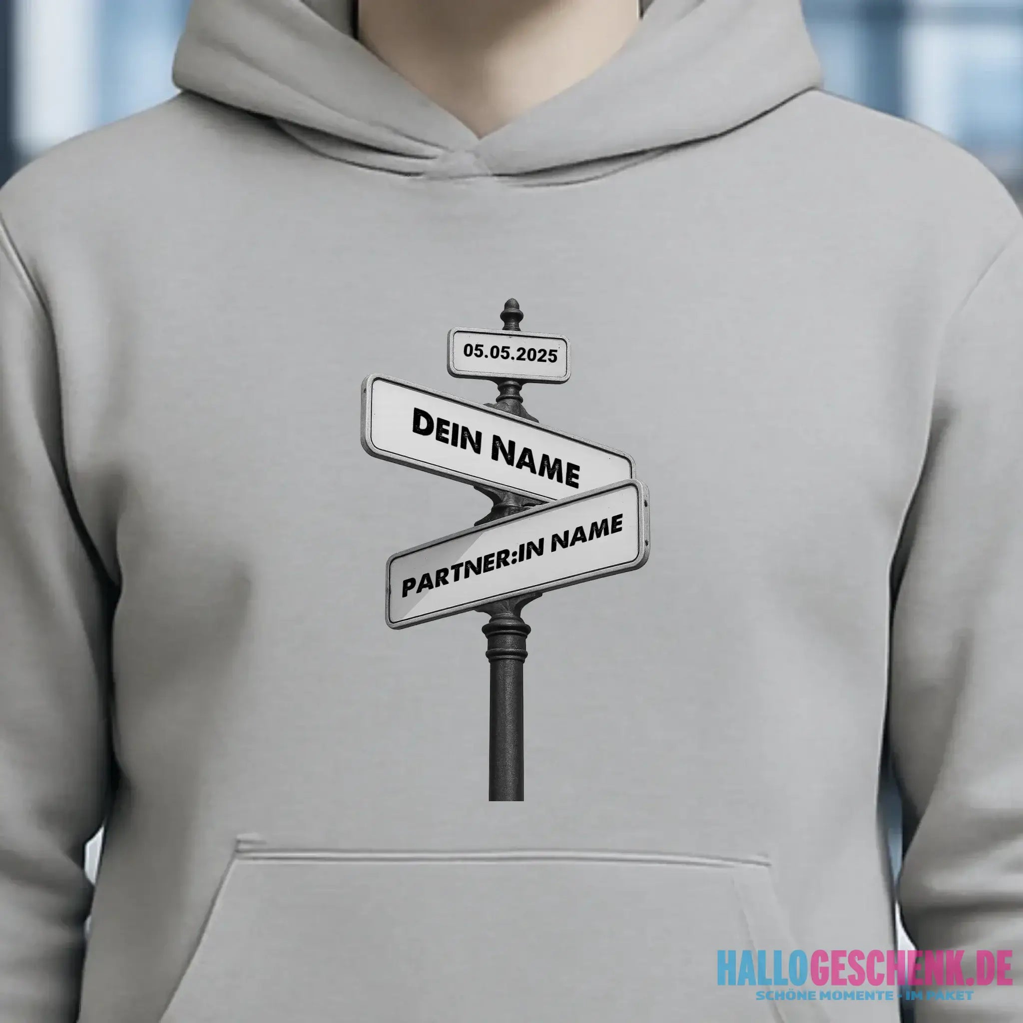 Straßenschild Datum + Wunschtext diverse Hintergründe personalisiert • Unisex Hoodie für Damen & Herren • Bio